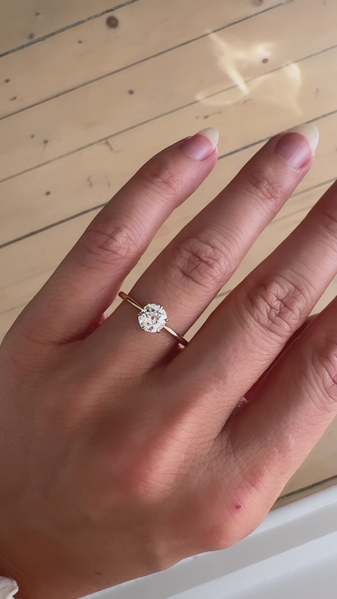 m-z color, si-i clarity diamond in yellow gold setting