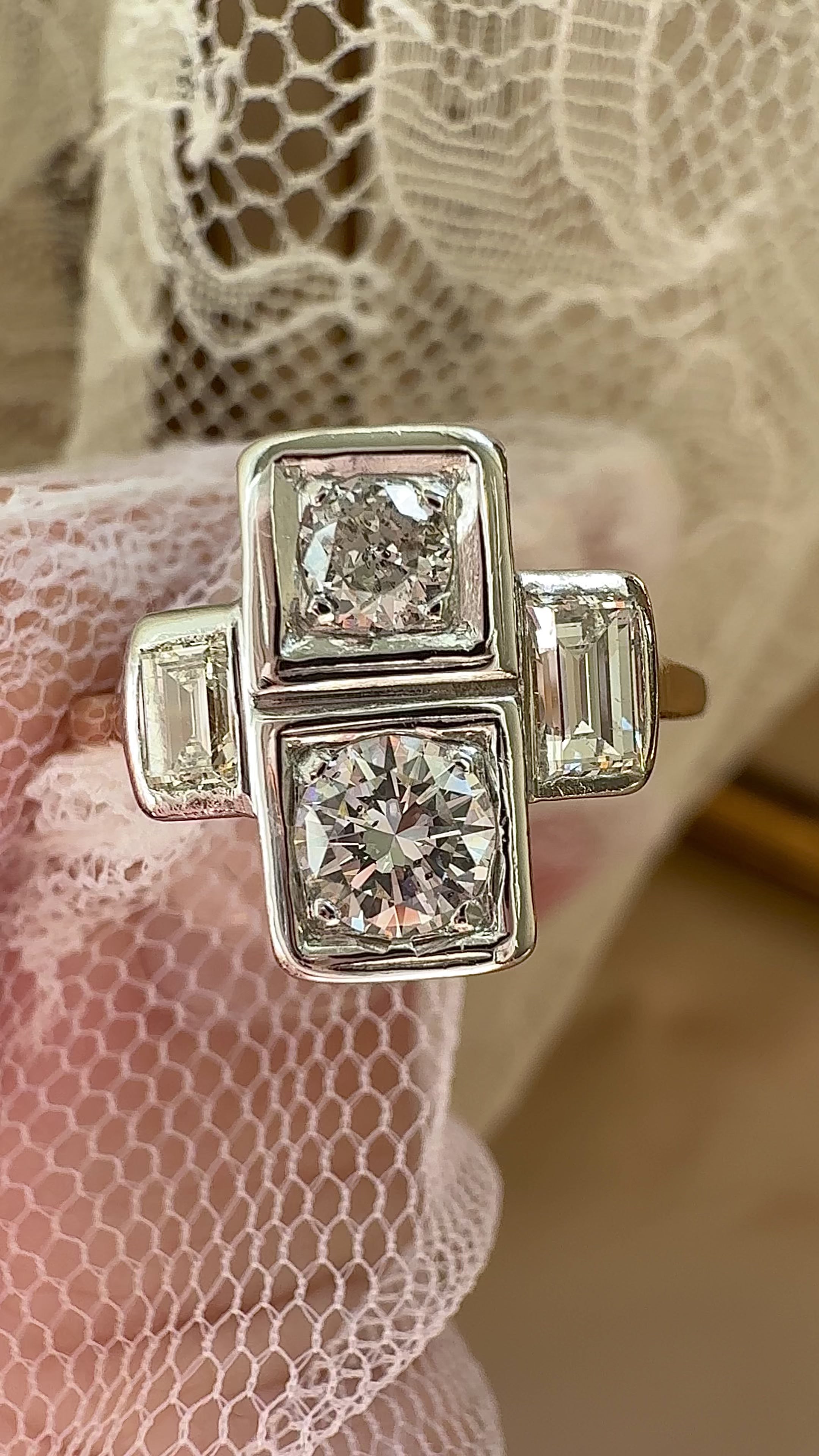 g-h-i color, si-i clarity in two-tone setting