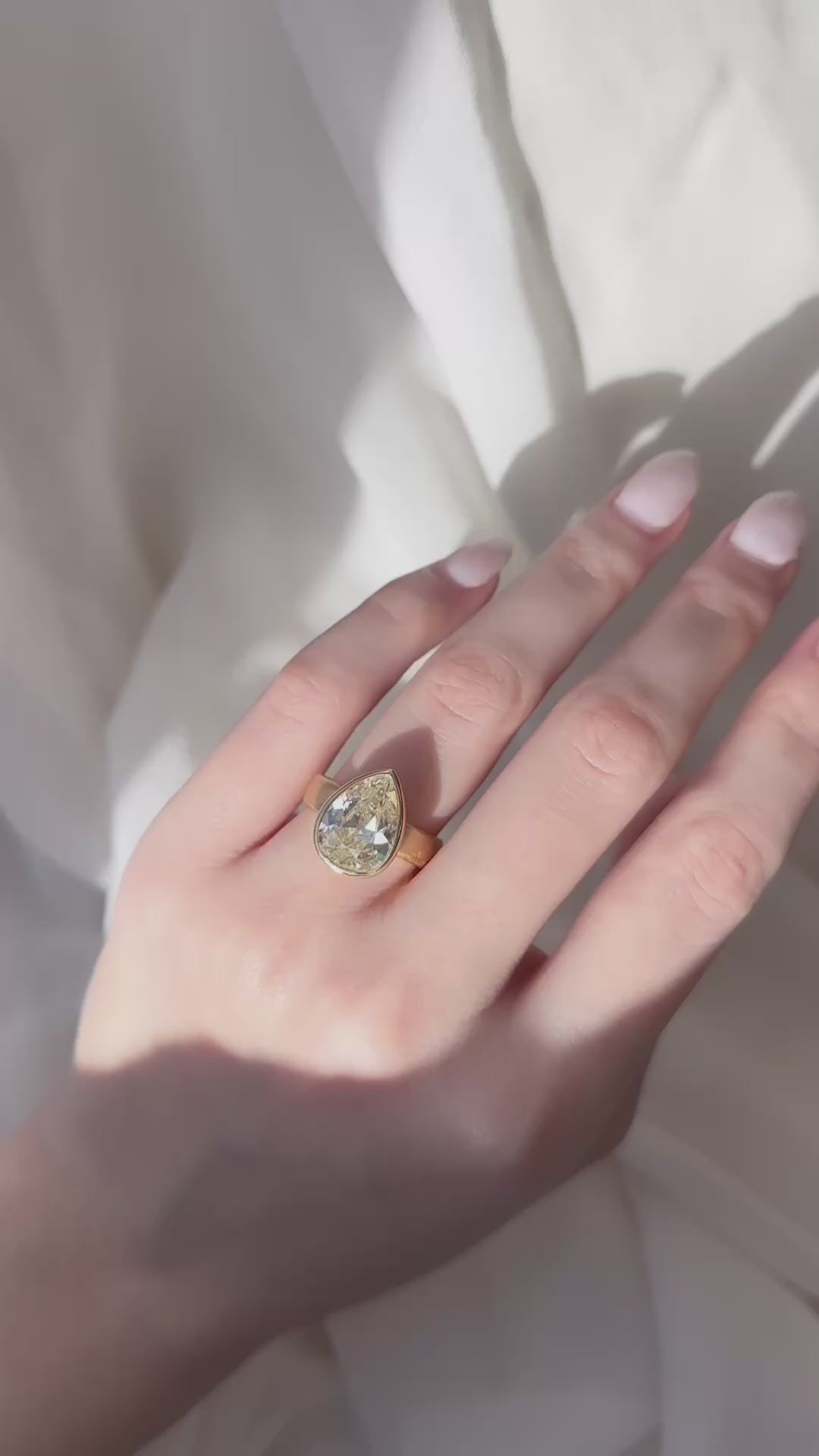 m-z color, si-i clarity diamond in yellow gold setting