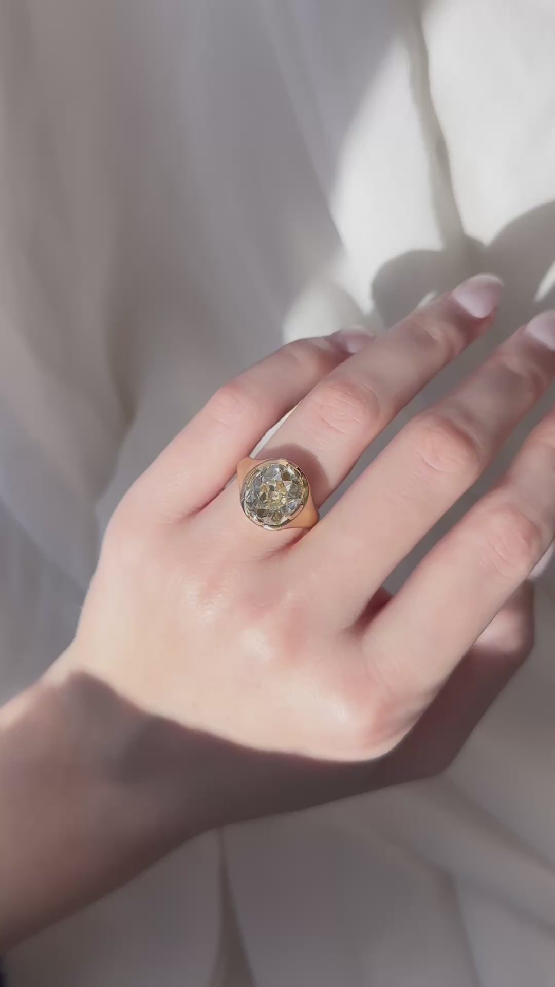 m-z color, si-i clarity diamond in yellow gold setting