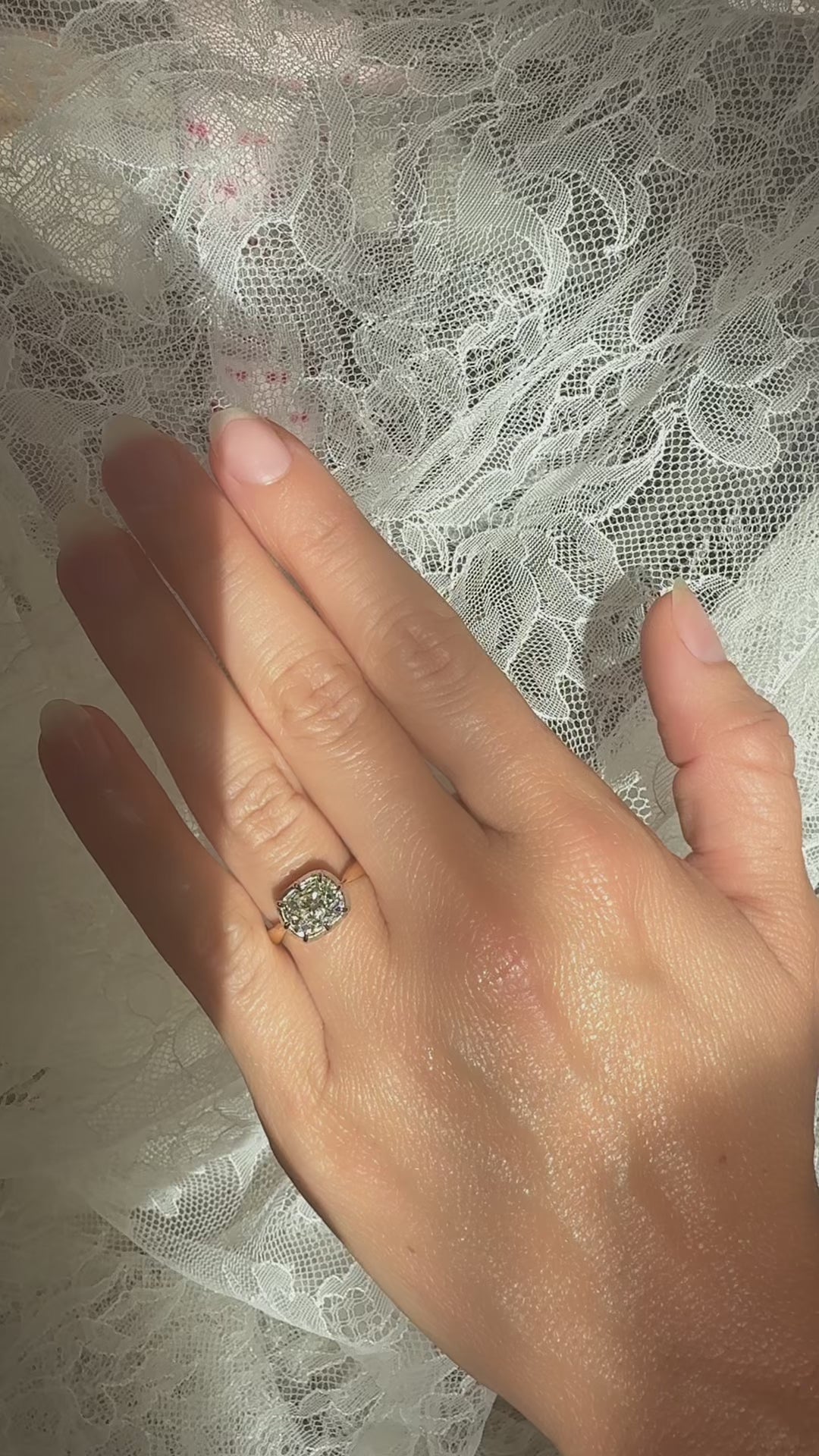 j-k-l color, si-i clarity diamond in two-tone setting