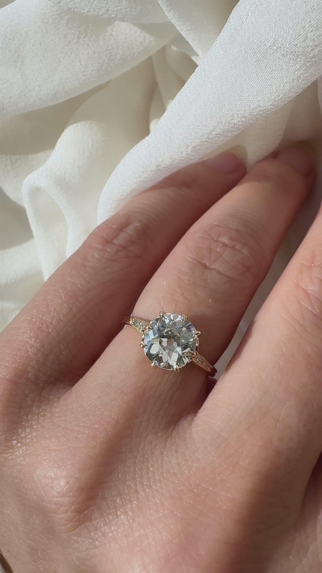 j-k-l color, si-i clarity diamond in yellow gold setting