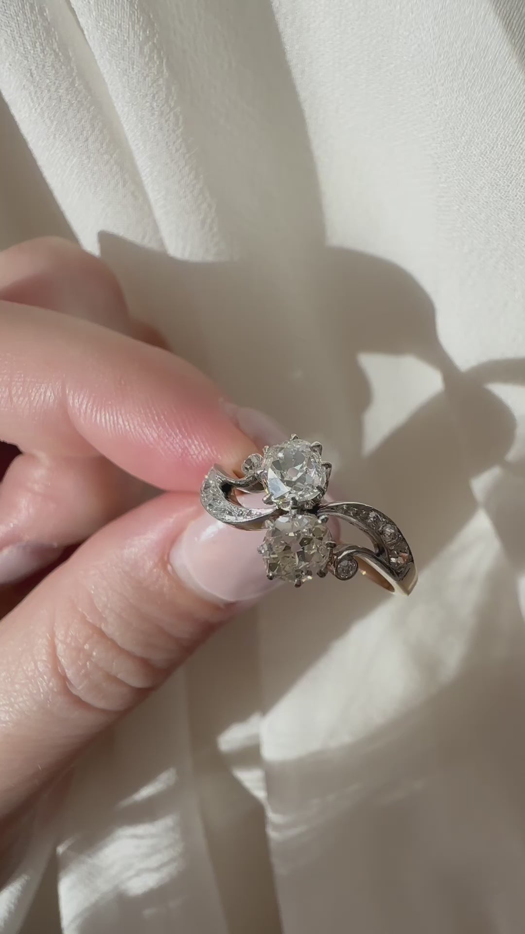 g-h-i color, vs clarity diamond in two-tone setting