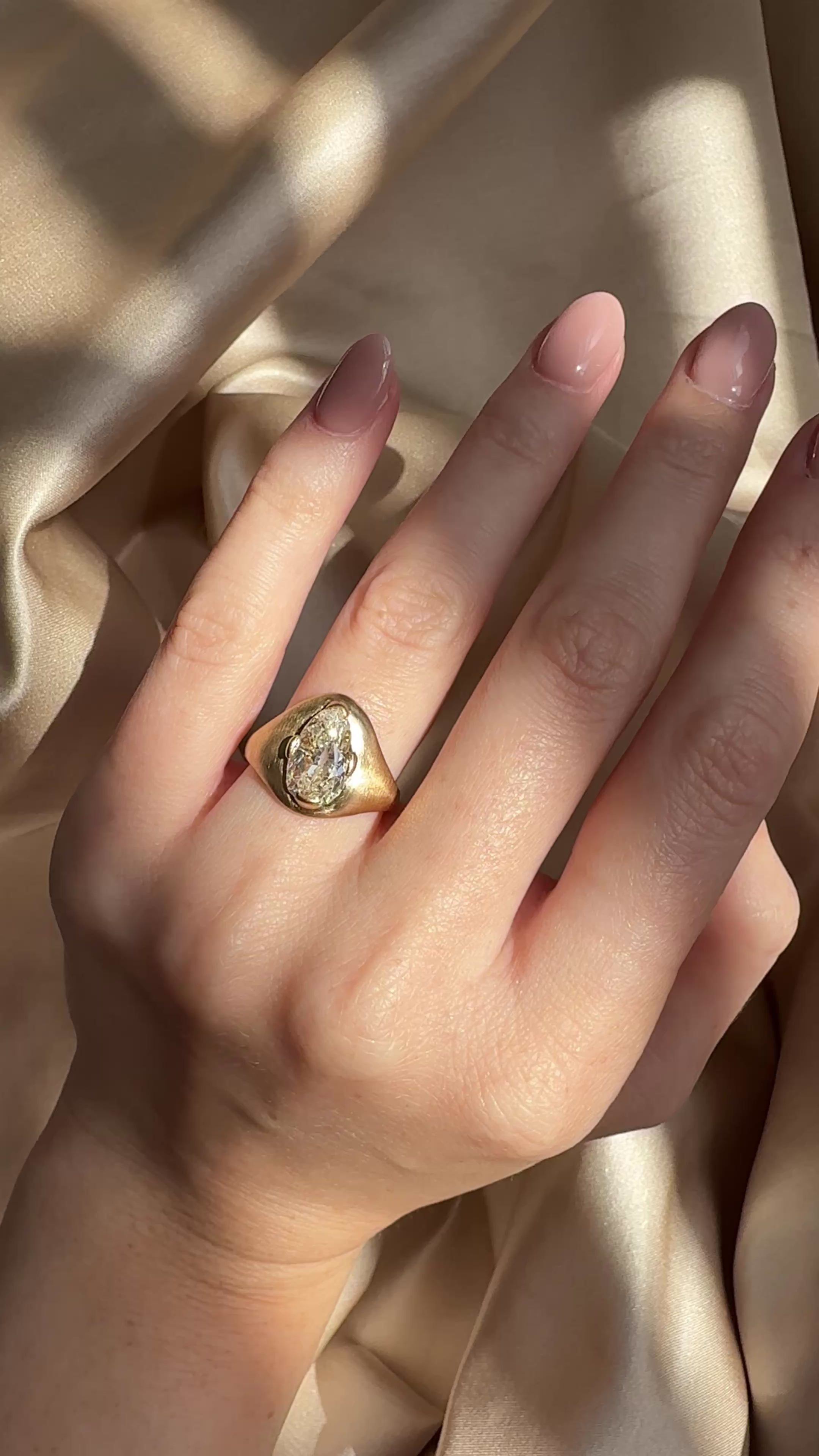 j-k-l color, si-i clarity diamond rings in yellow gold setting