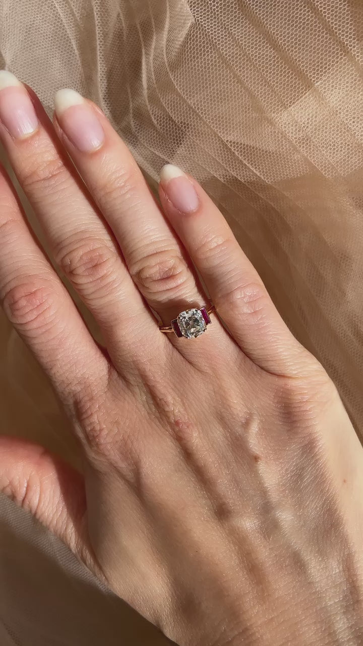 g-h-i color, si-i clarity diamond in yellow gold setting