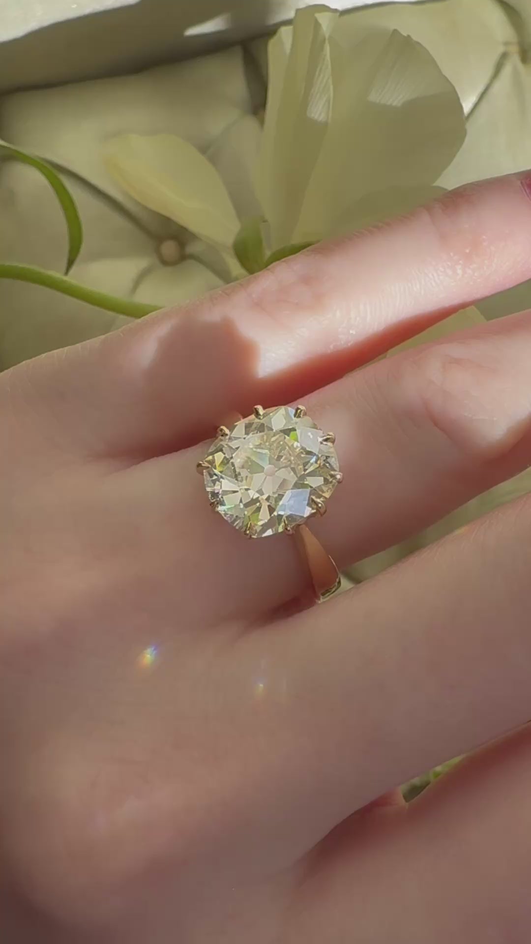 m-z color, vs clarity diamond in yellow gold setting