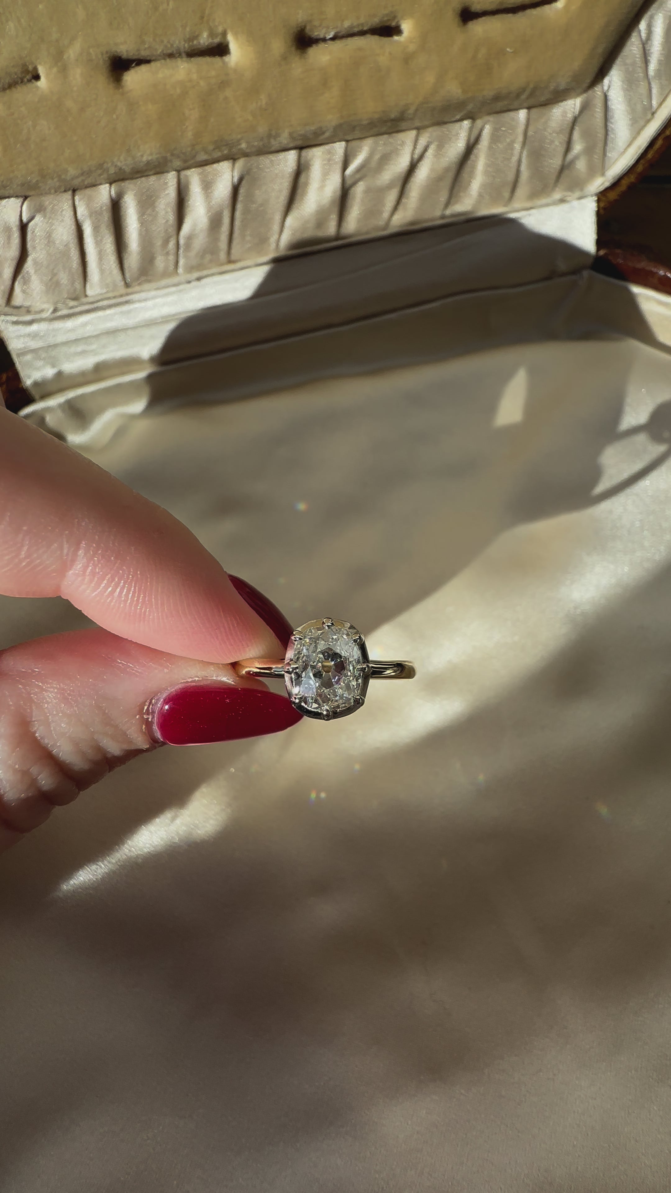 g-h-i color, si-i clarity diamond in two-tone setting