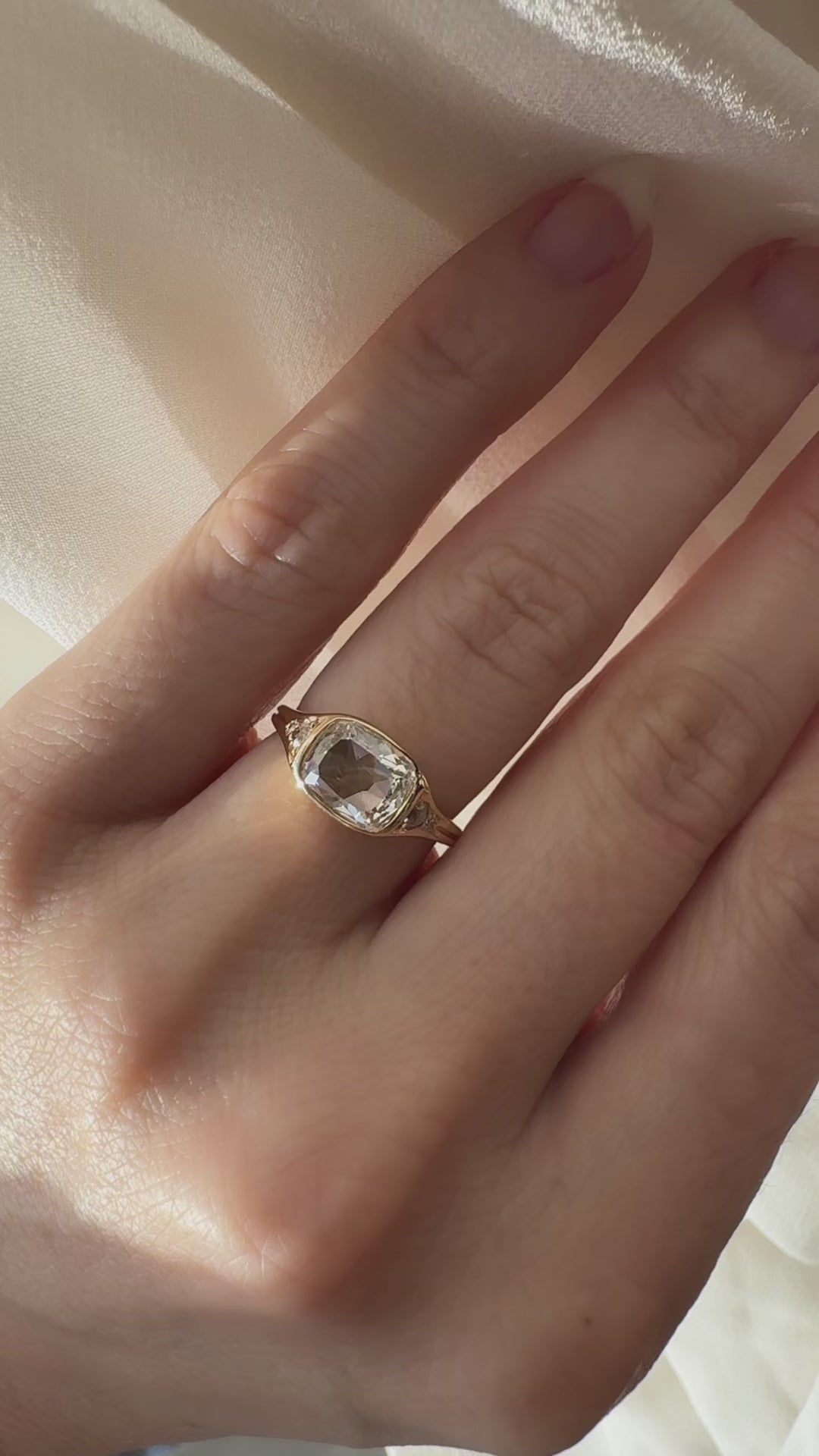 d-e-f color, vs clarity diamond in yellow gold setting