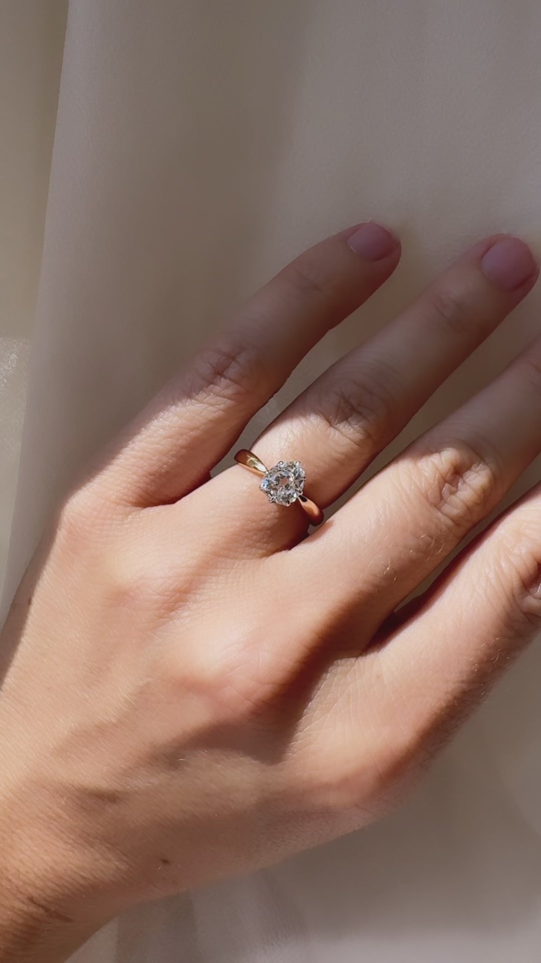 g-h-i color, vs clarity diamond in two-tone setting