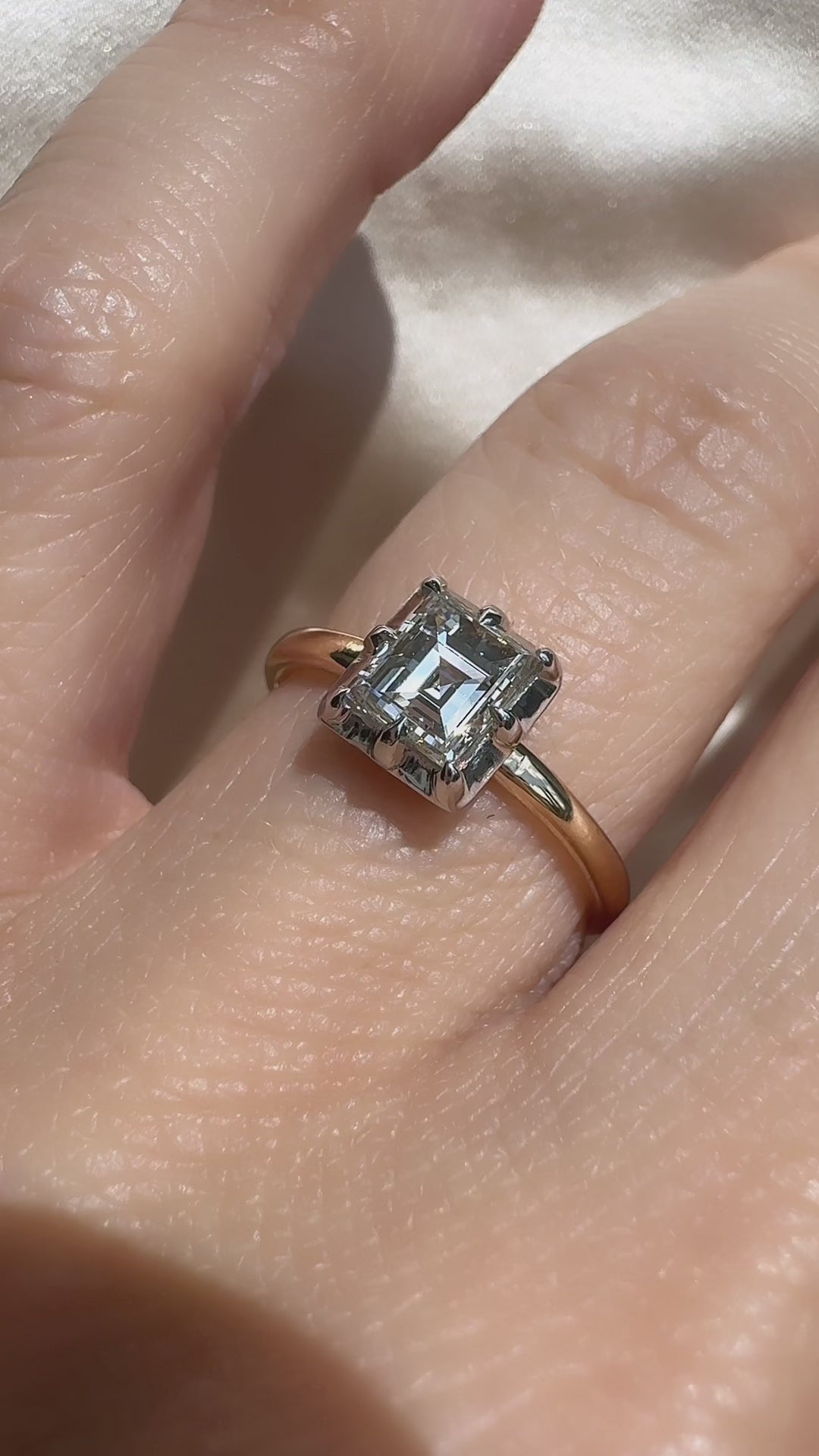 g-h-i color, si-i clarity diamond in two-tone setting