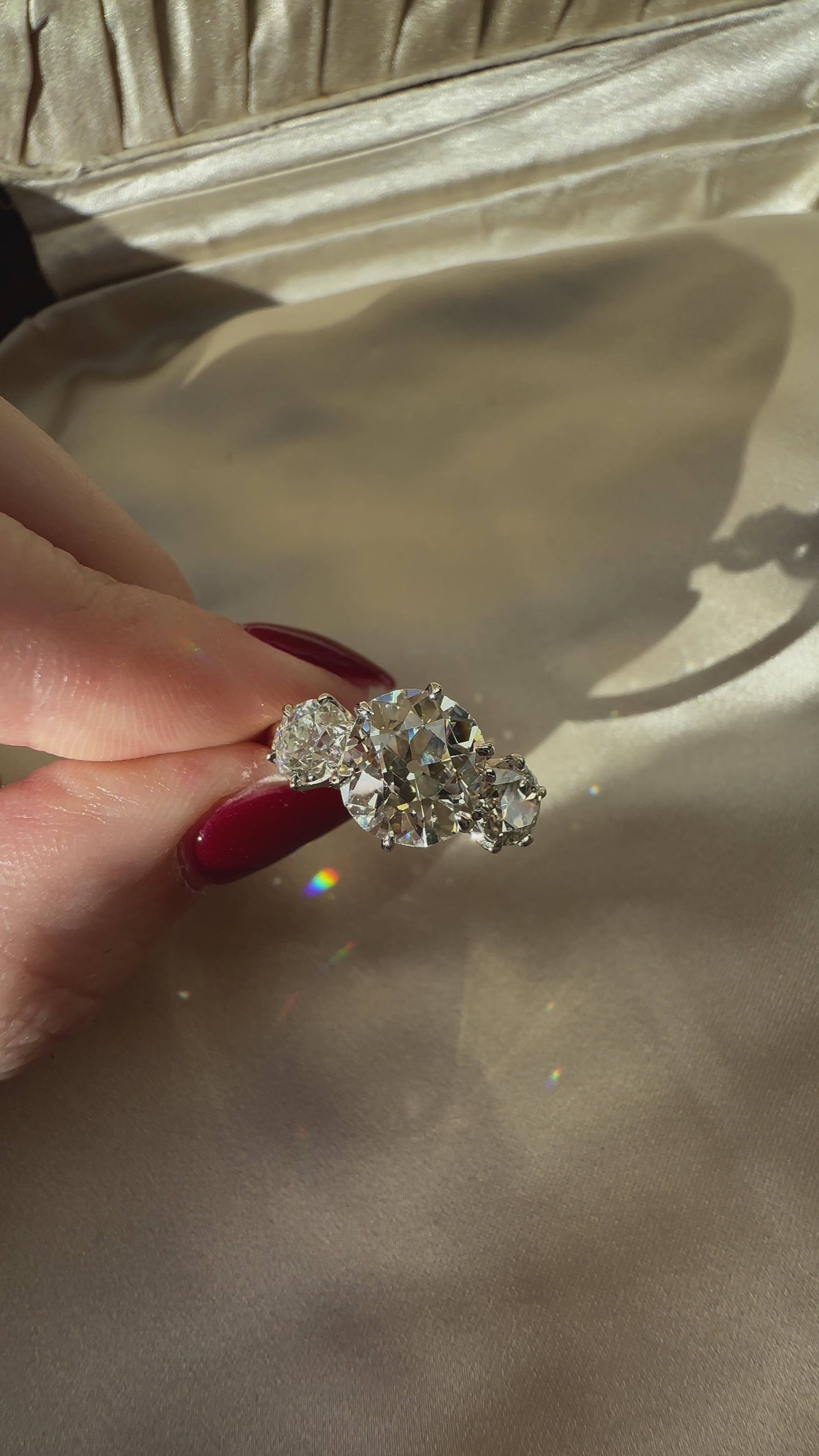 g-h-i color, si-i clarity diamond in two-tone setting