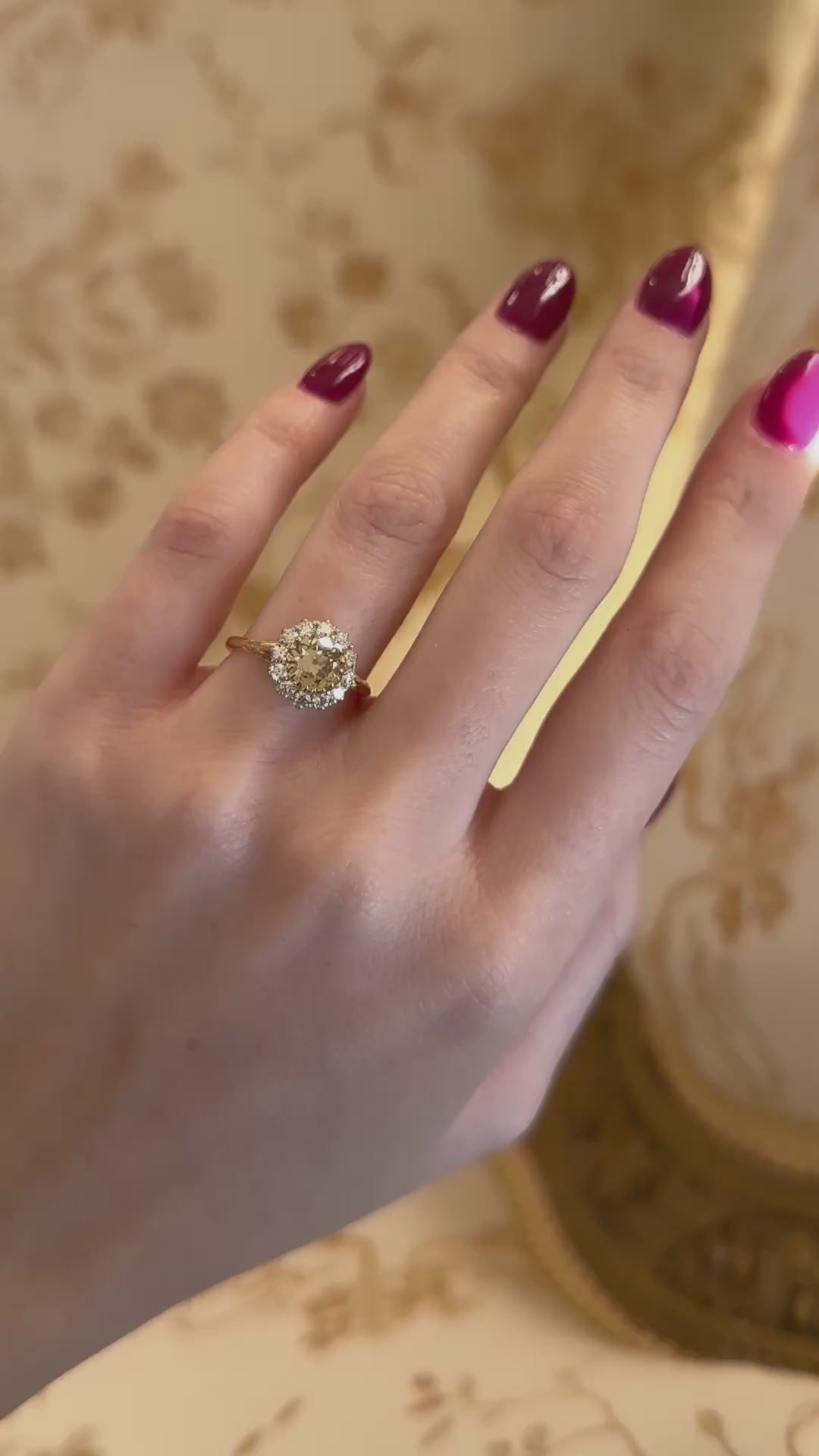 fancy color, si-i clarity diamond in two-tone setting