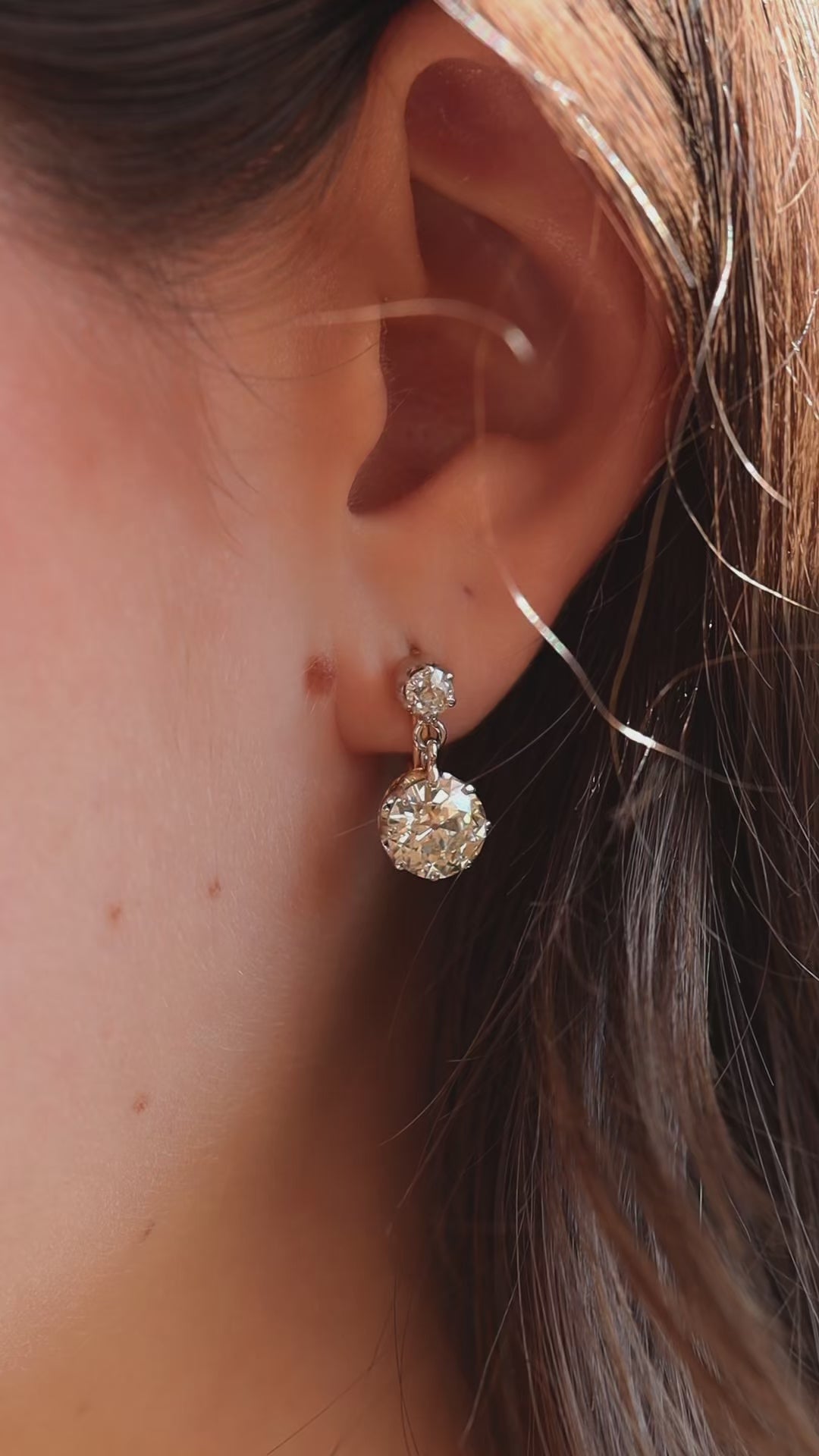 m-z color, si-i clarity diamond in two-tone setting