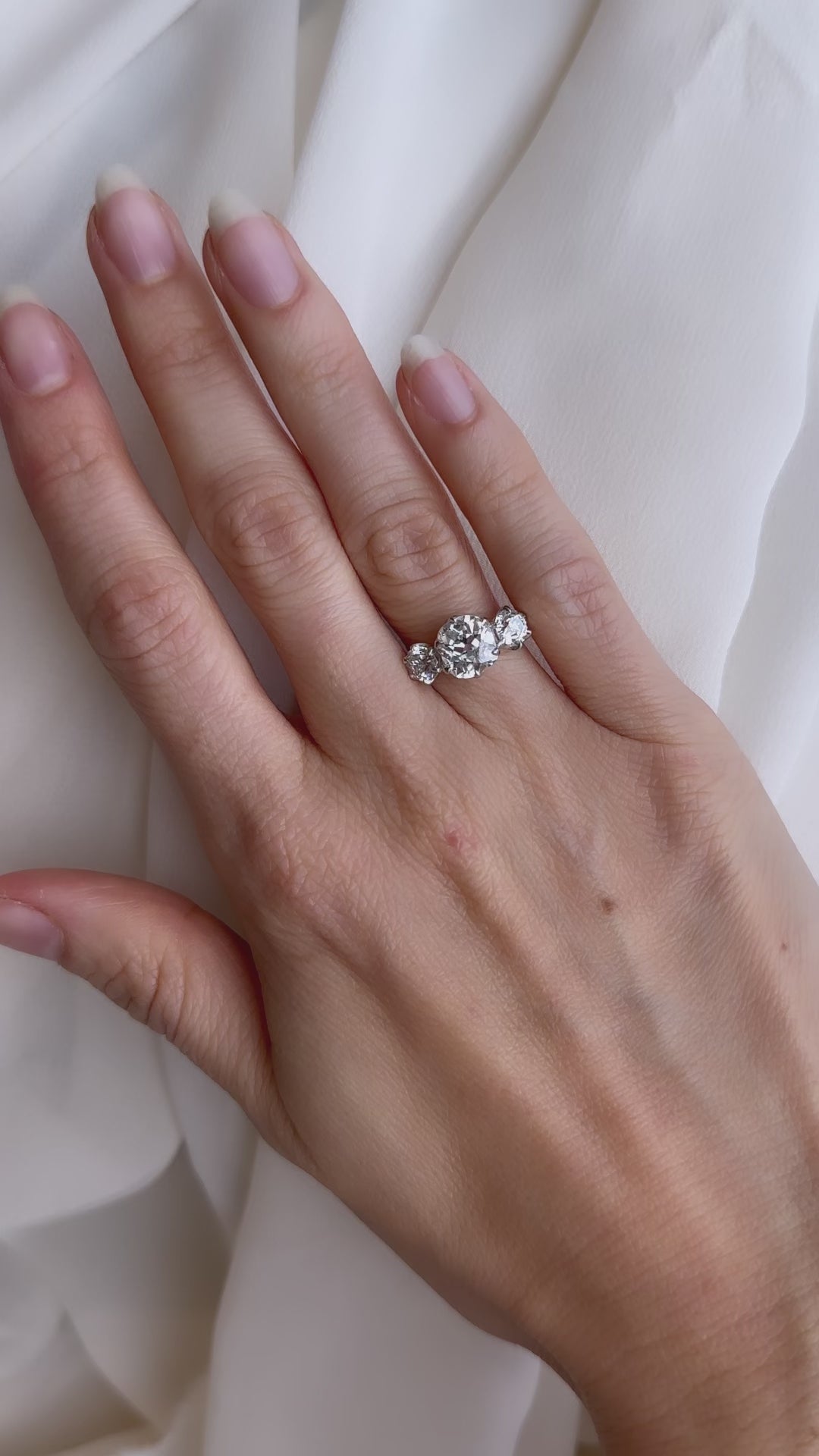 g-h-i color, si-i clarity diamond in two-tone setting