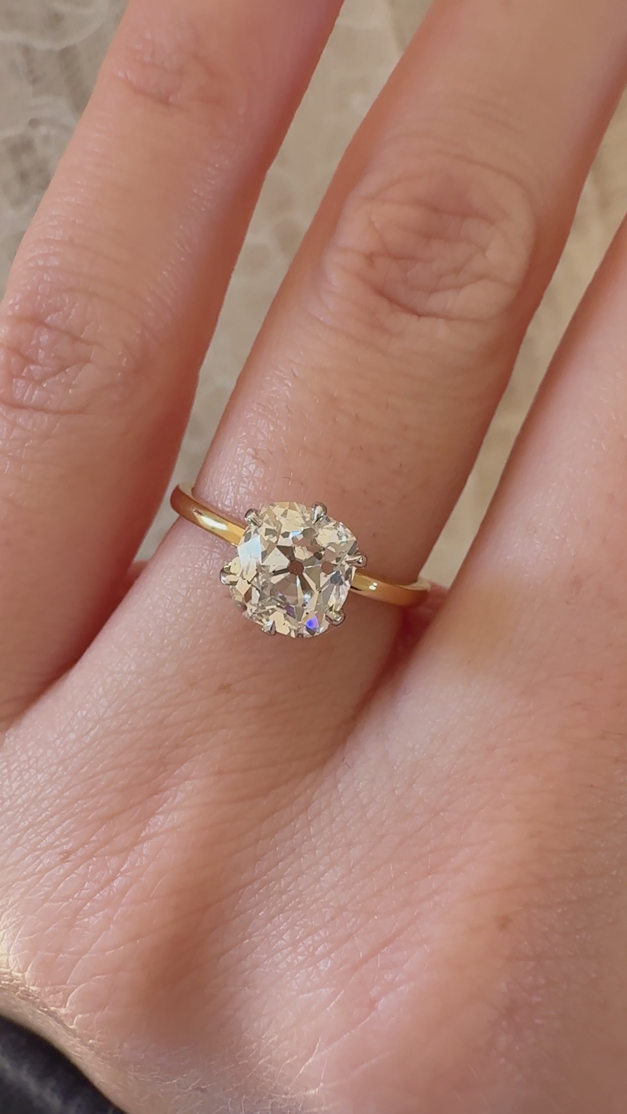 g-h-i color, si-i clarity diamond in two-tone setting