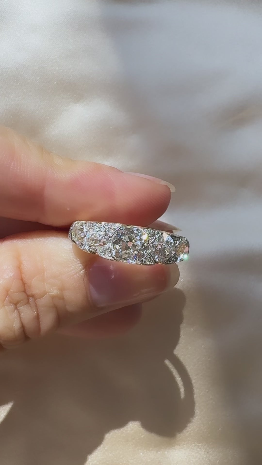 d-e-f color, si-i clarity diamond in two-tone setting