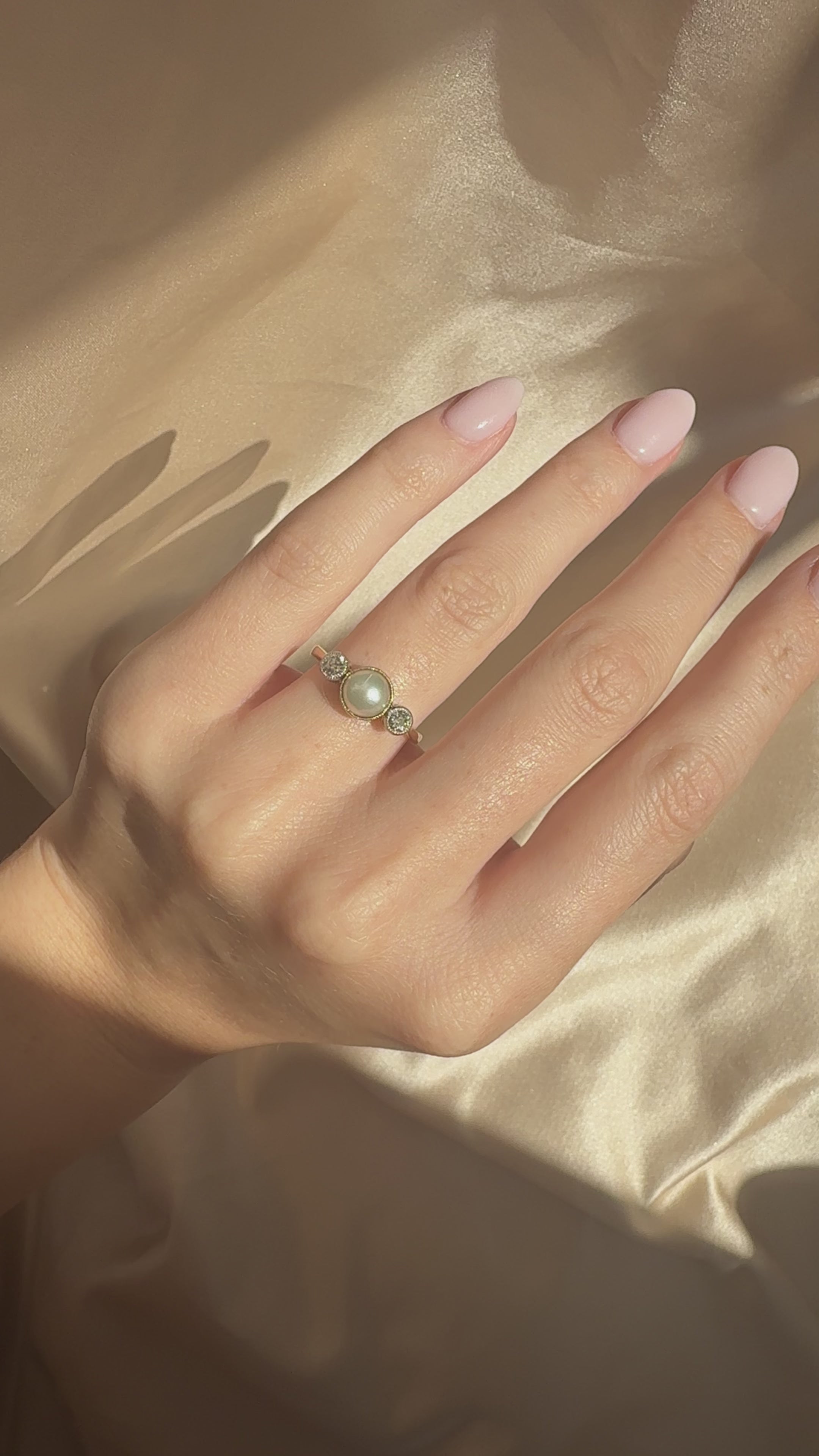 g-h-i color, vs clarity diamond in two-tone setting