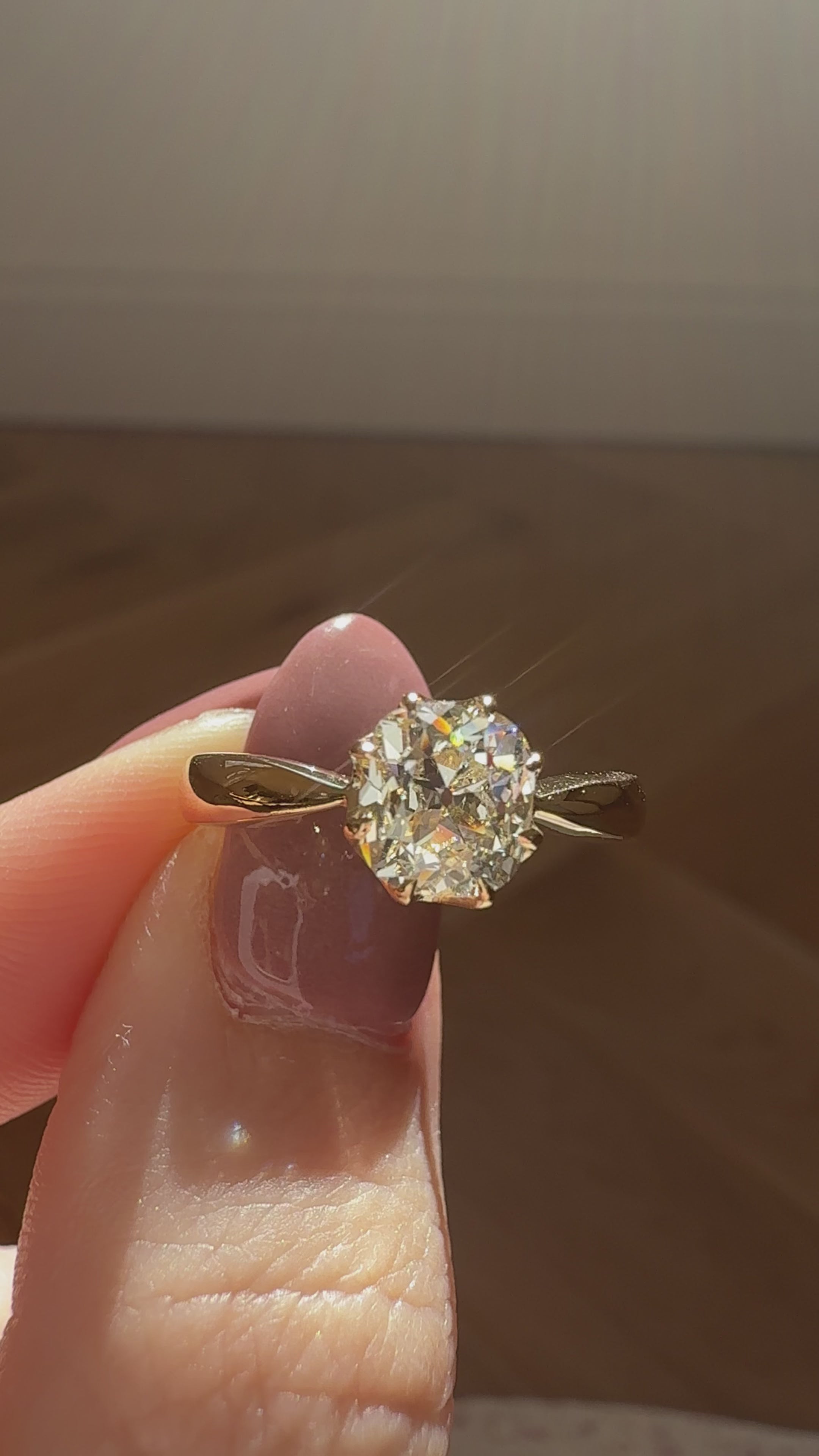 g-h-i color, si-i clarity diamond in yellow gold setting