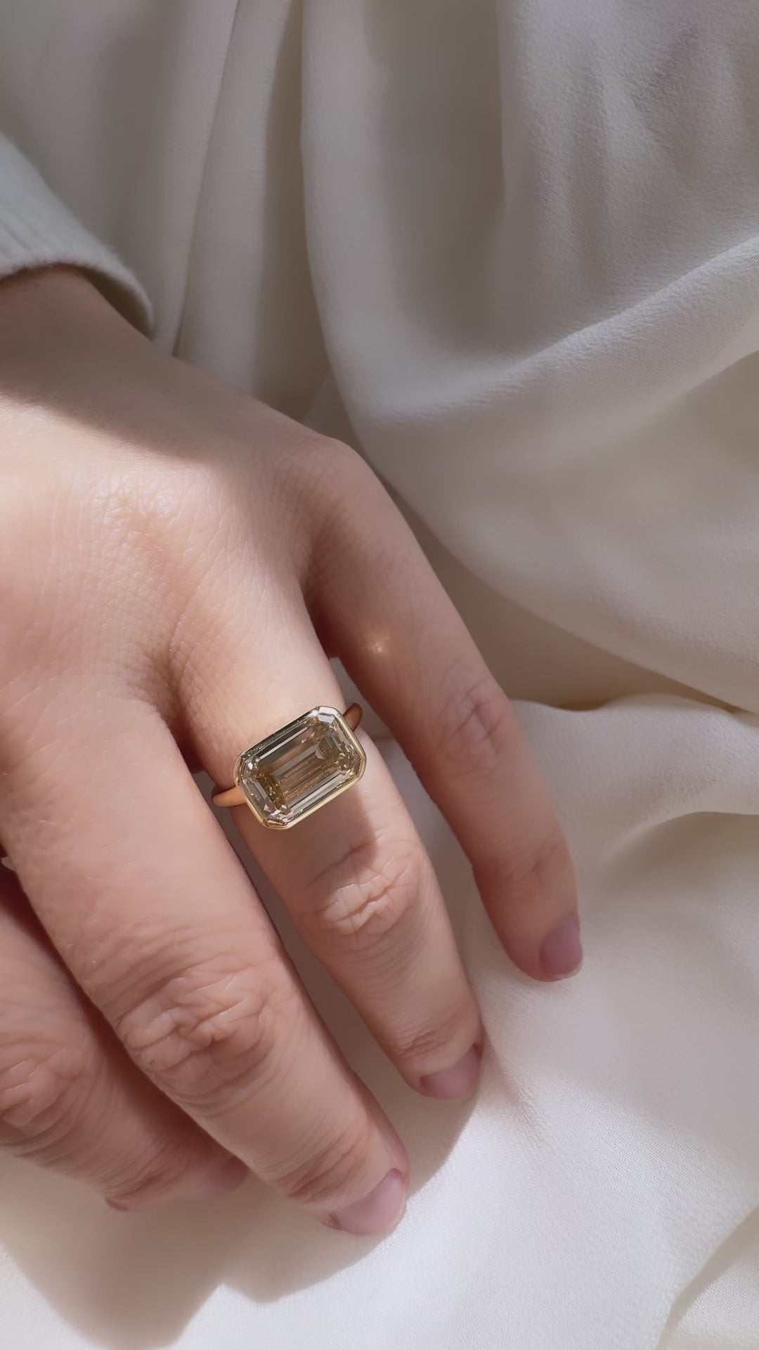 m-z color, vs clarity diamond in yellow gold setting