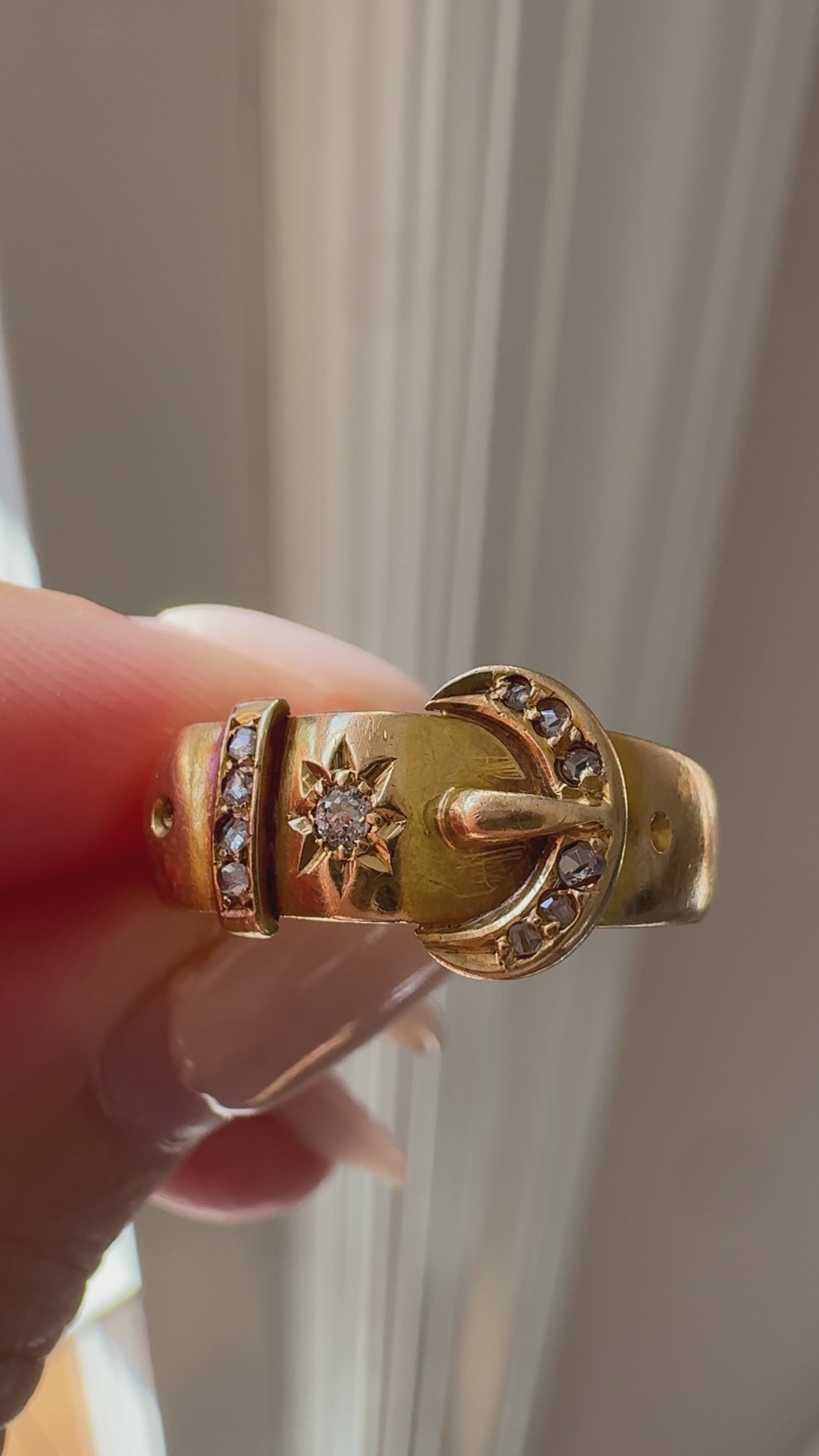 g-h-i color, vs clarity diamond in yellow gold setting