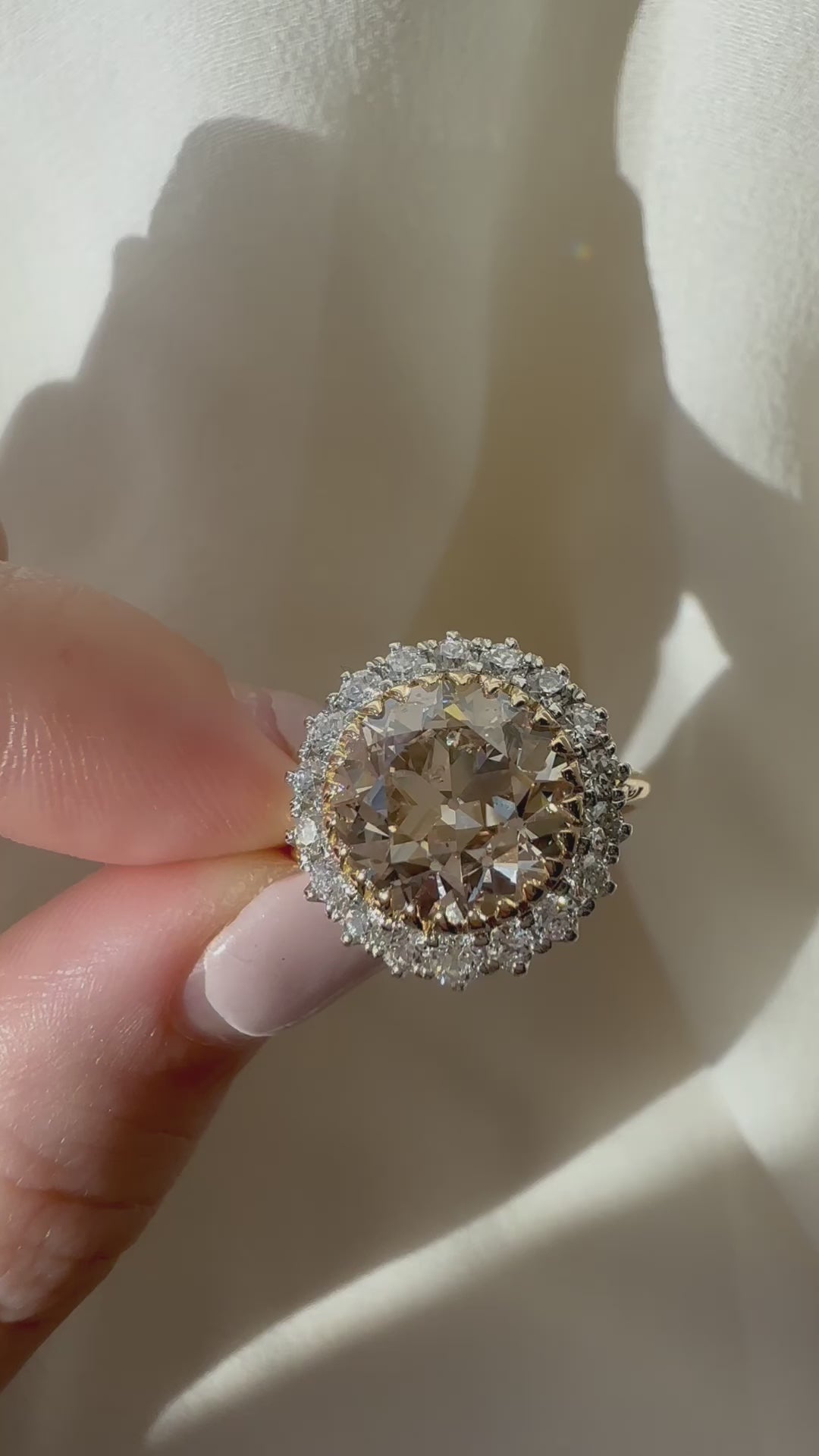 m-z color, si-i clarity diamond in two-tone setting