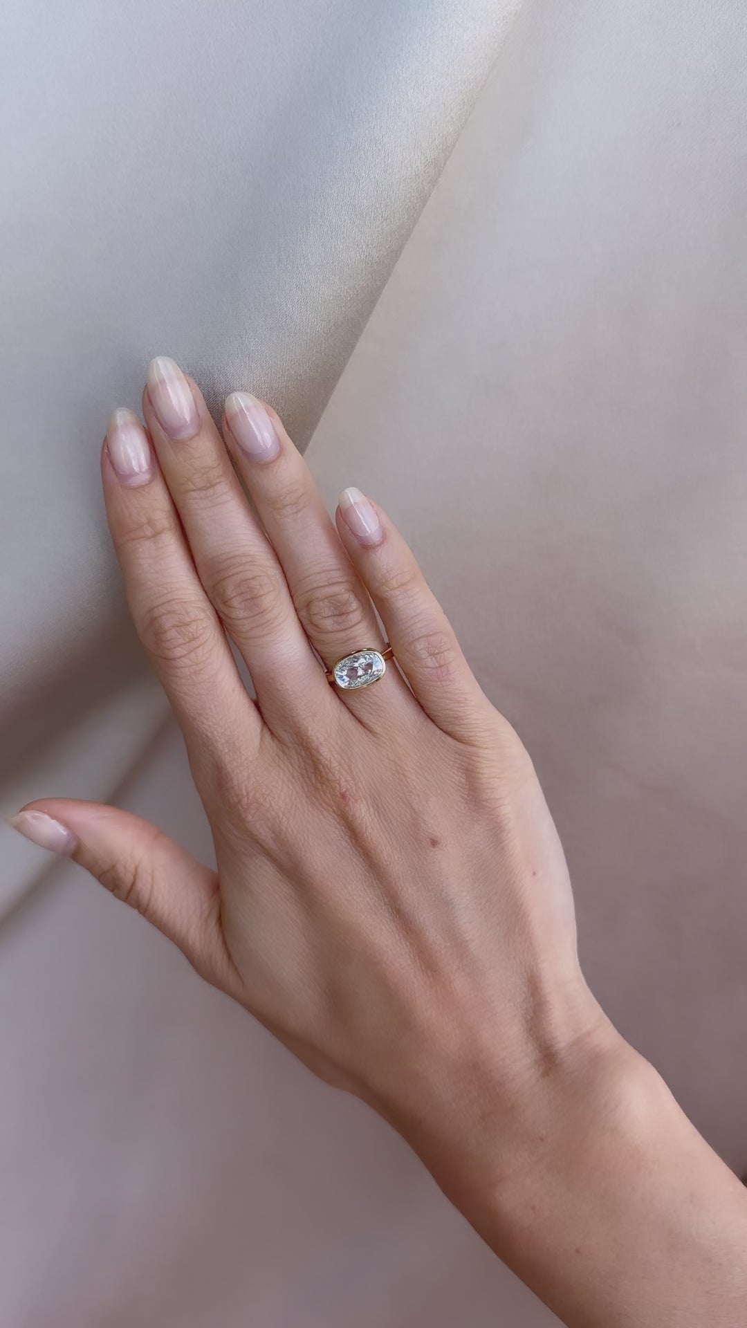 d-e-f color, si-i clarity diamond in yellow gold setting