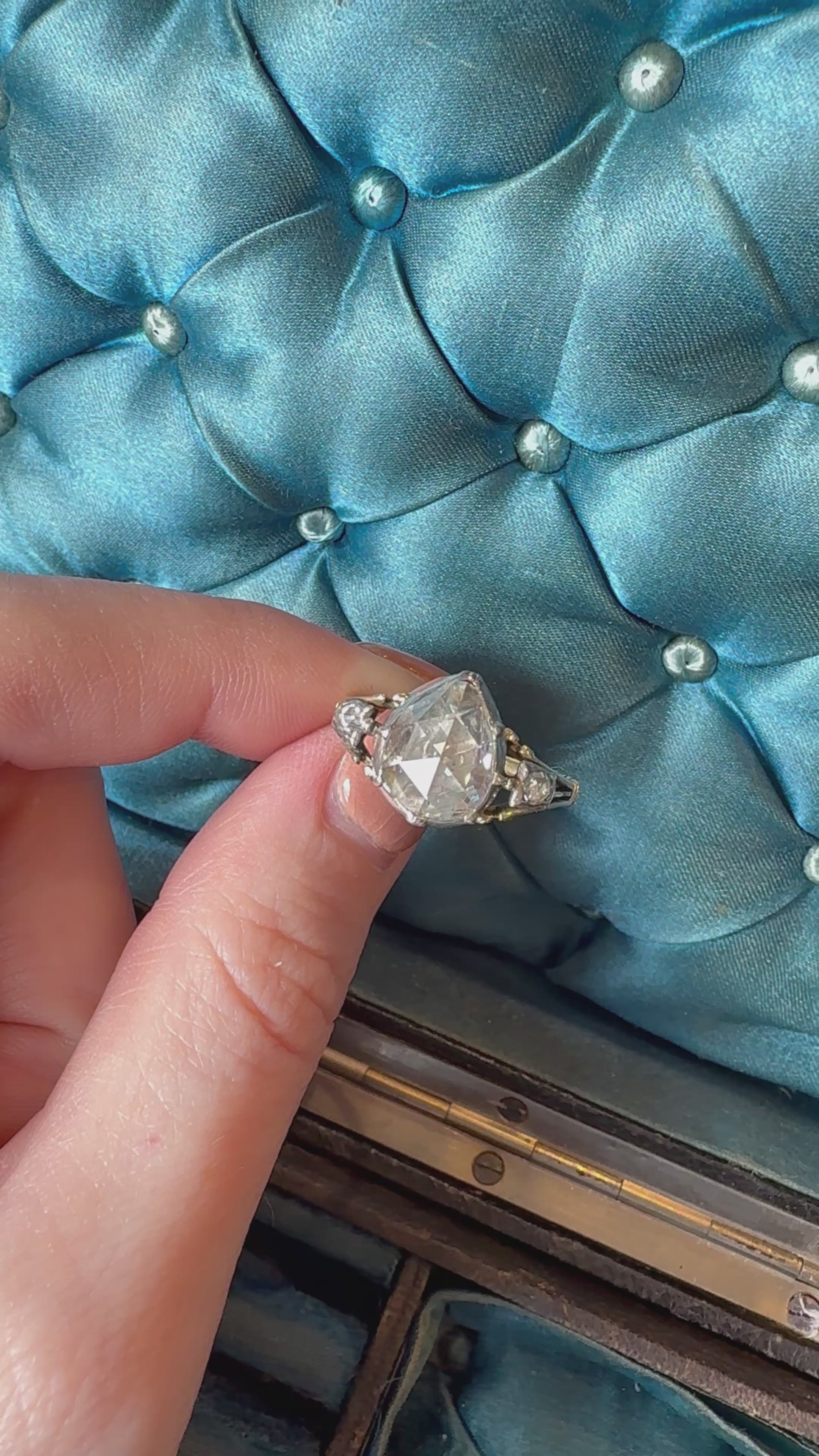 j-k-l color, si-i clarity diamond in two-tone setting