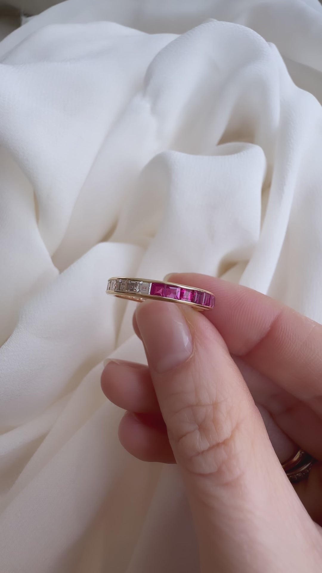 d-e-f color, vs clarity diamond in yellow gold setting