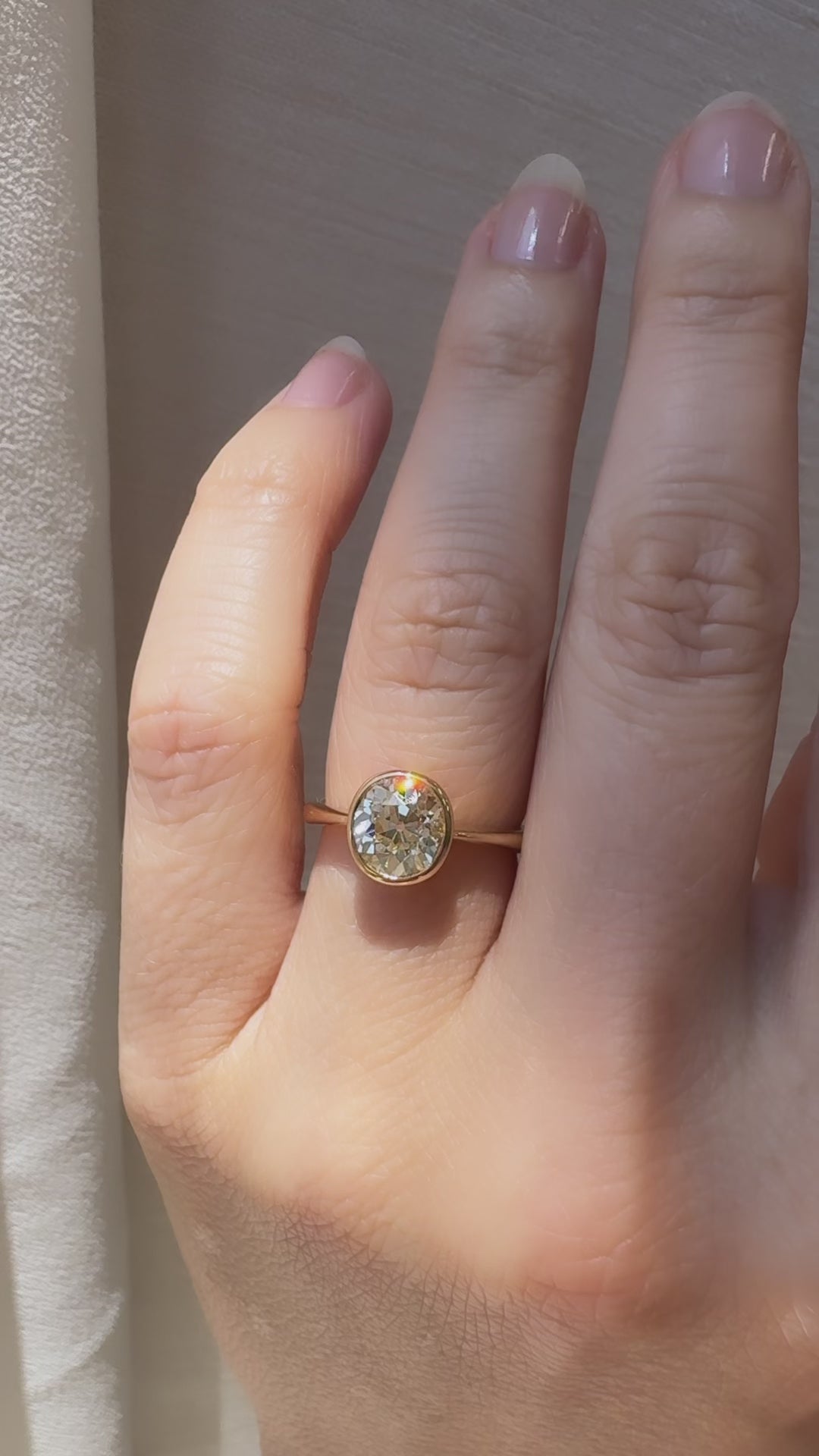 m-z color, vs clarity diamond in yellow gold setting