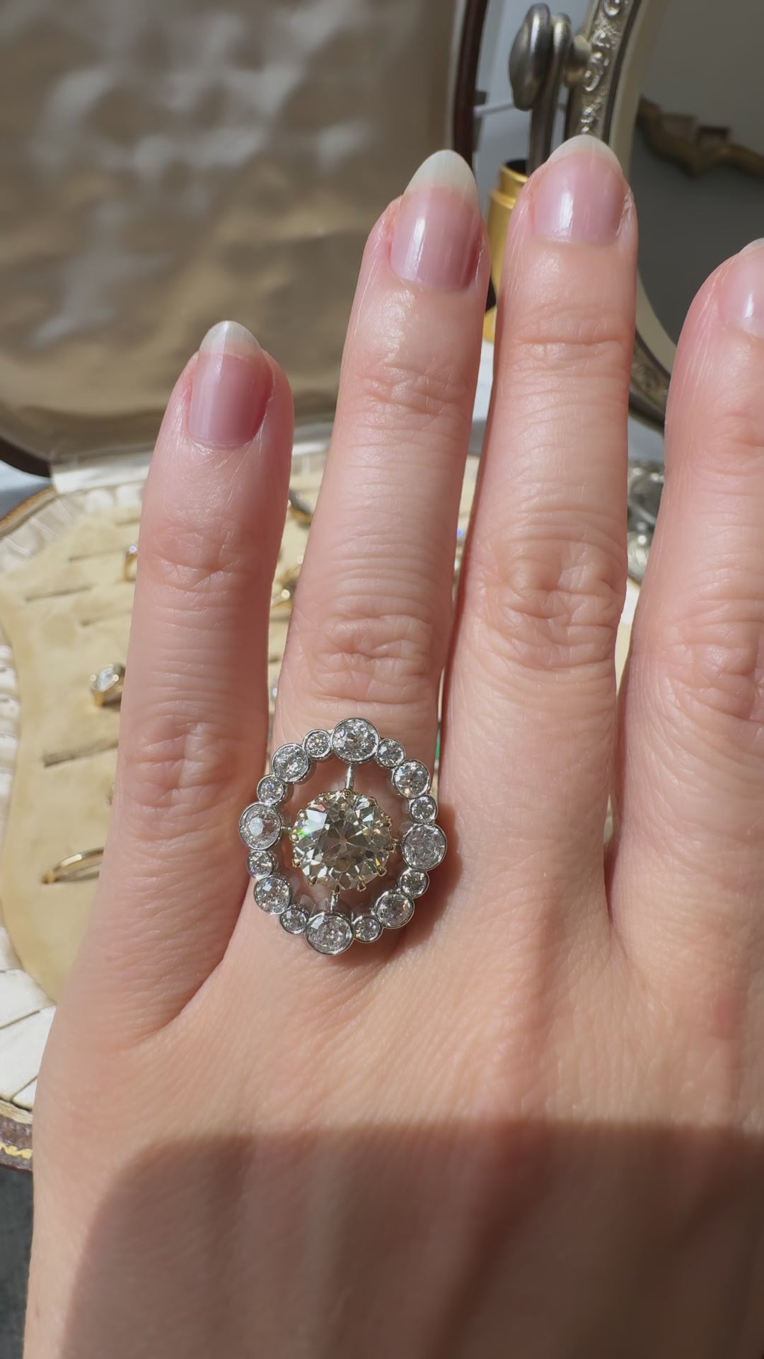 m-z color, vs clarity diamond in two-tone setting