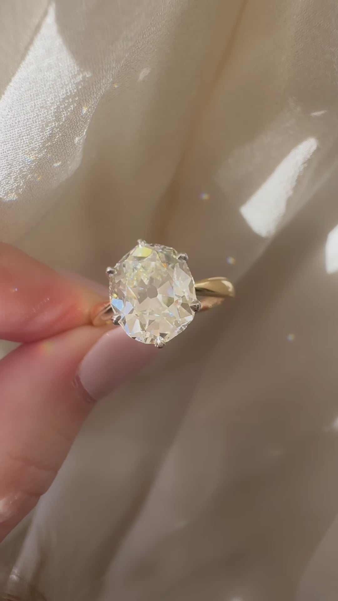 j-k-l color, si-i clarity diamond in two-tone setting