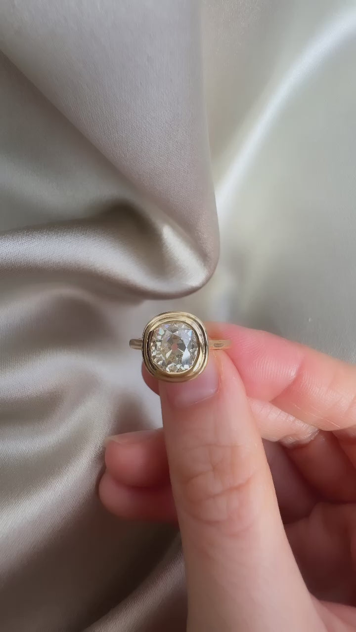 j-k-l color, si-i clarity diamond in yellow gold setting