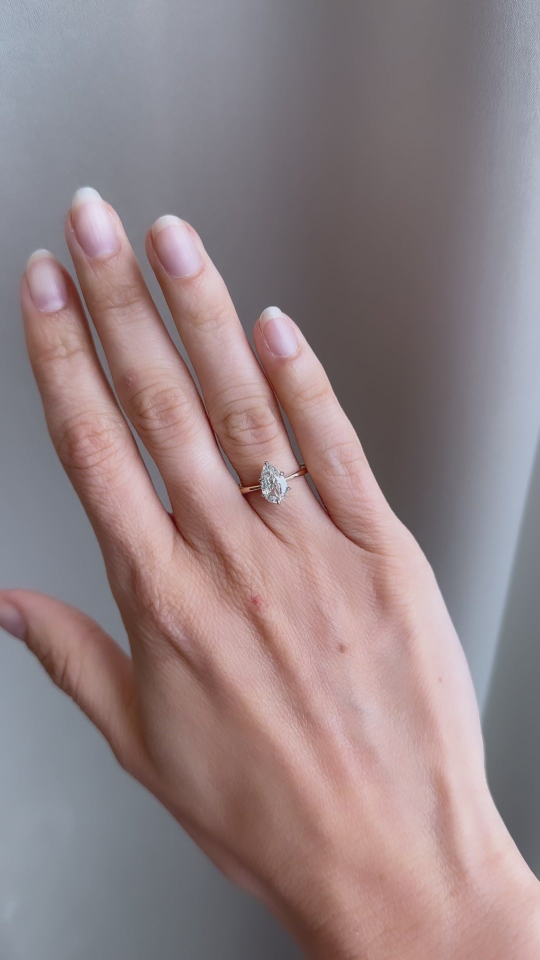 d-e-f color, si-i clarity diamond in two-tone setting