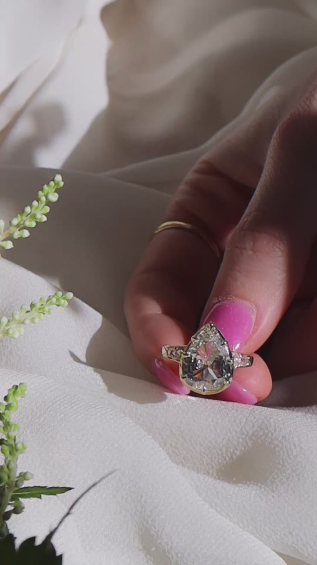 j-k-l color, si-i clarity diamond in yellow gold setting