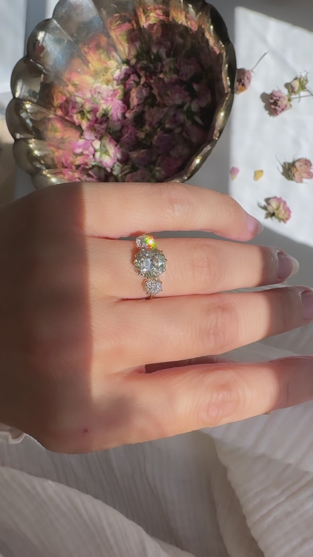 m-z color, si-i clarity diamond in yellow gold setting