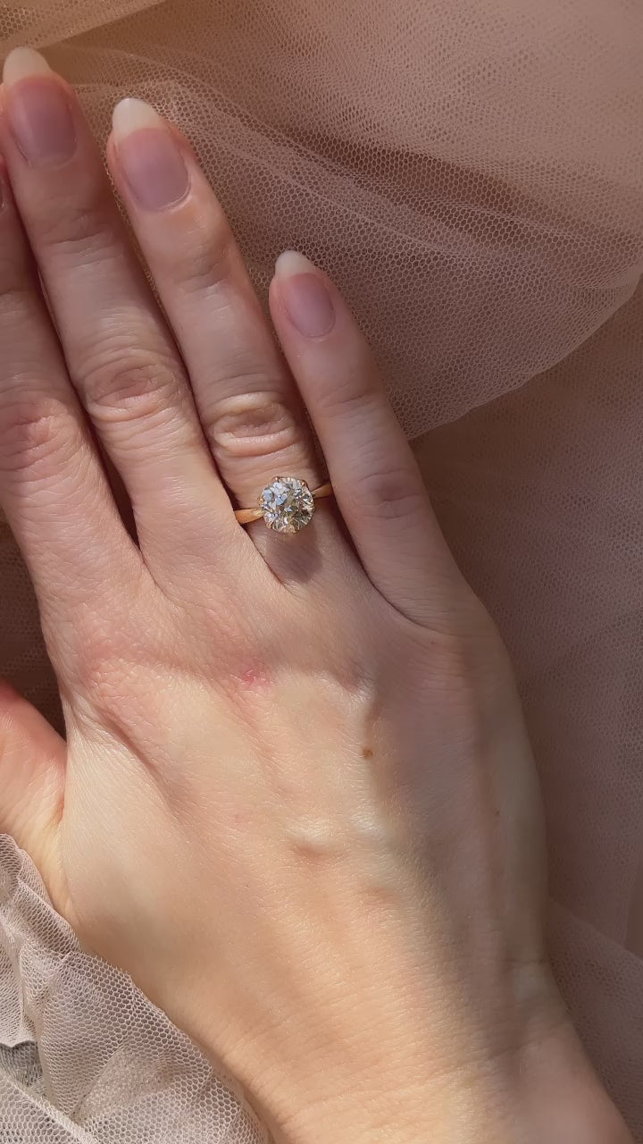 m-z color, vs clarity diamond in yellow gold setting