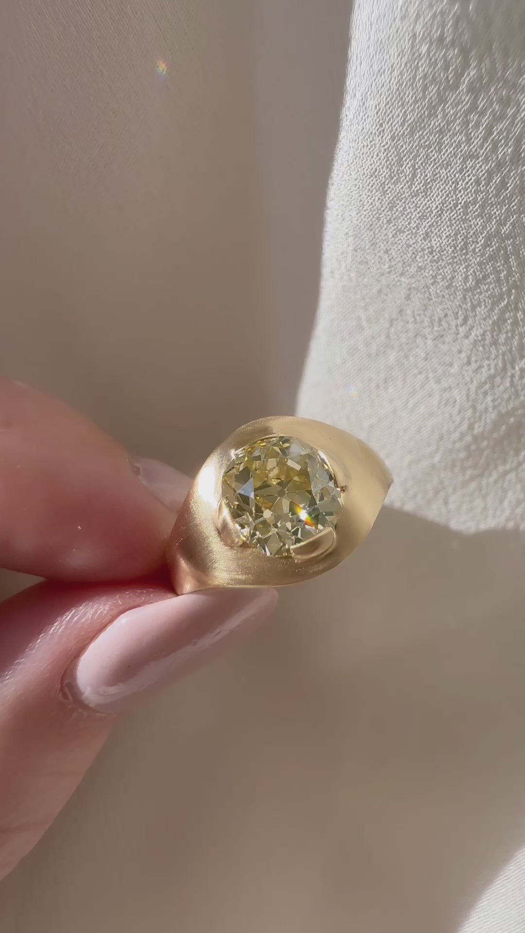 fancy color, si-i clarity diamond in yellow gold setting