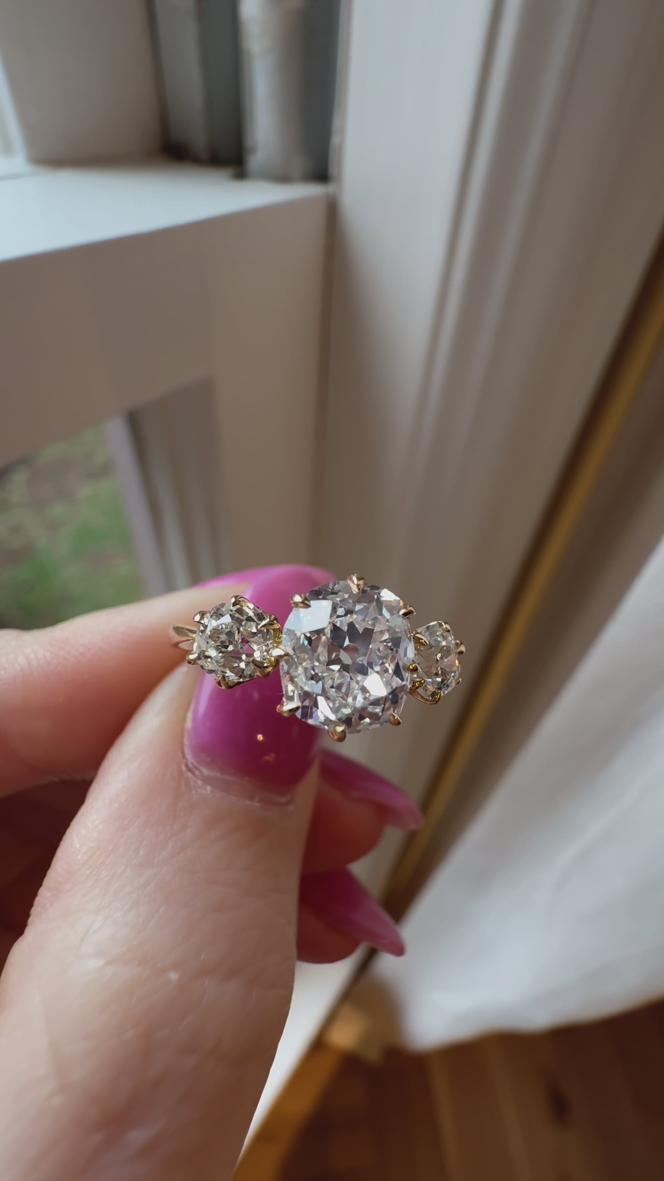 g-h-i color, si-i clarity diamond in yellow gold setting