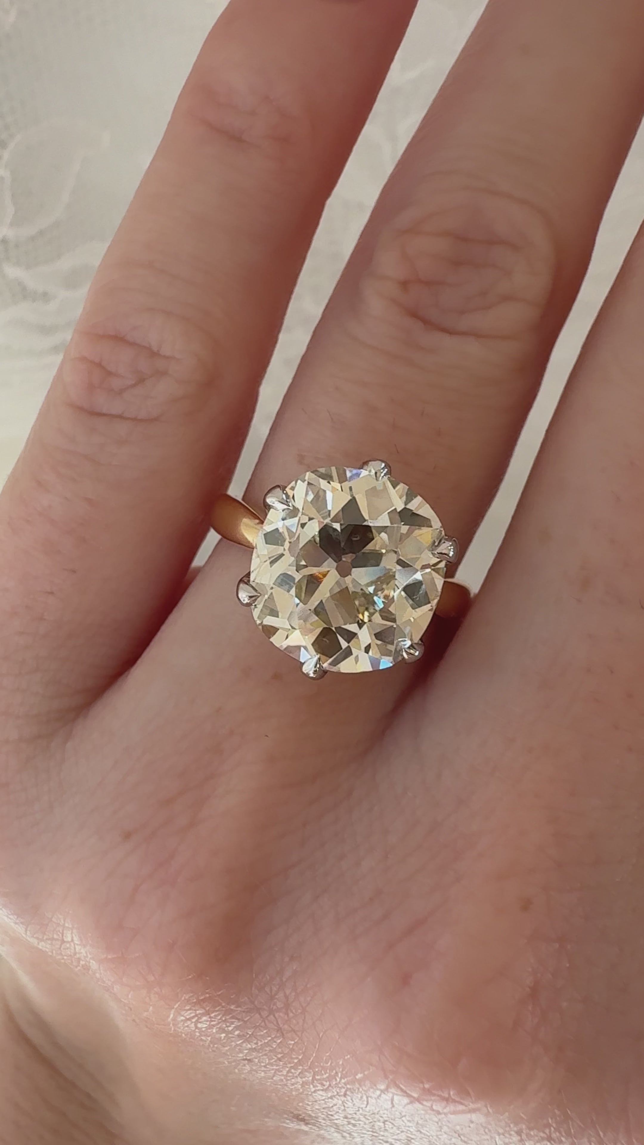 j-k-l color, si-i clarity diamond in two-tone setting