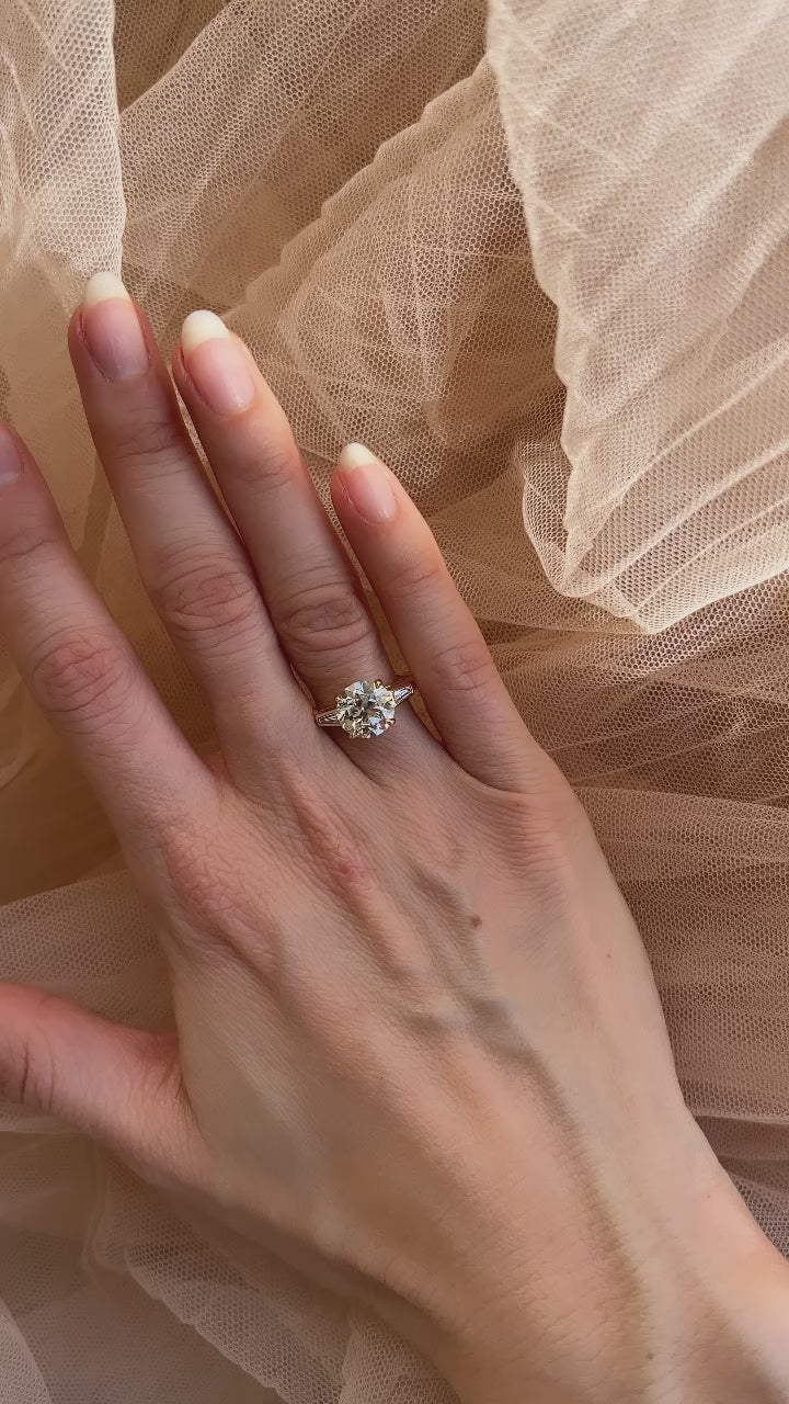 m-z color, vvs clarity diamond in yellow gold setting