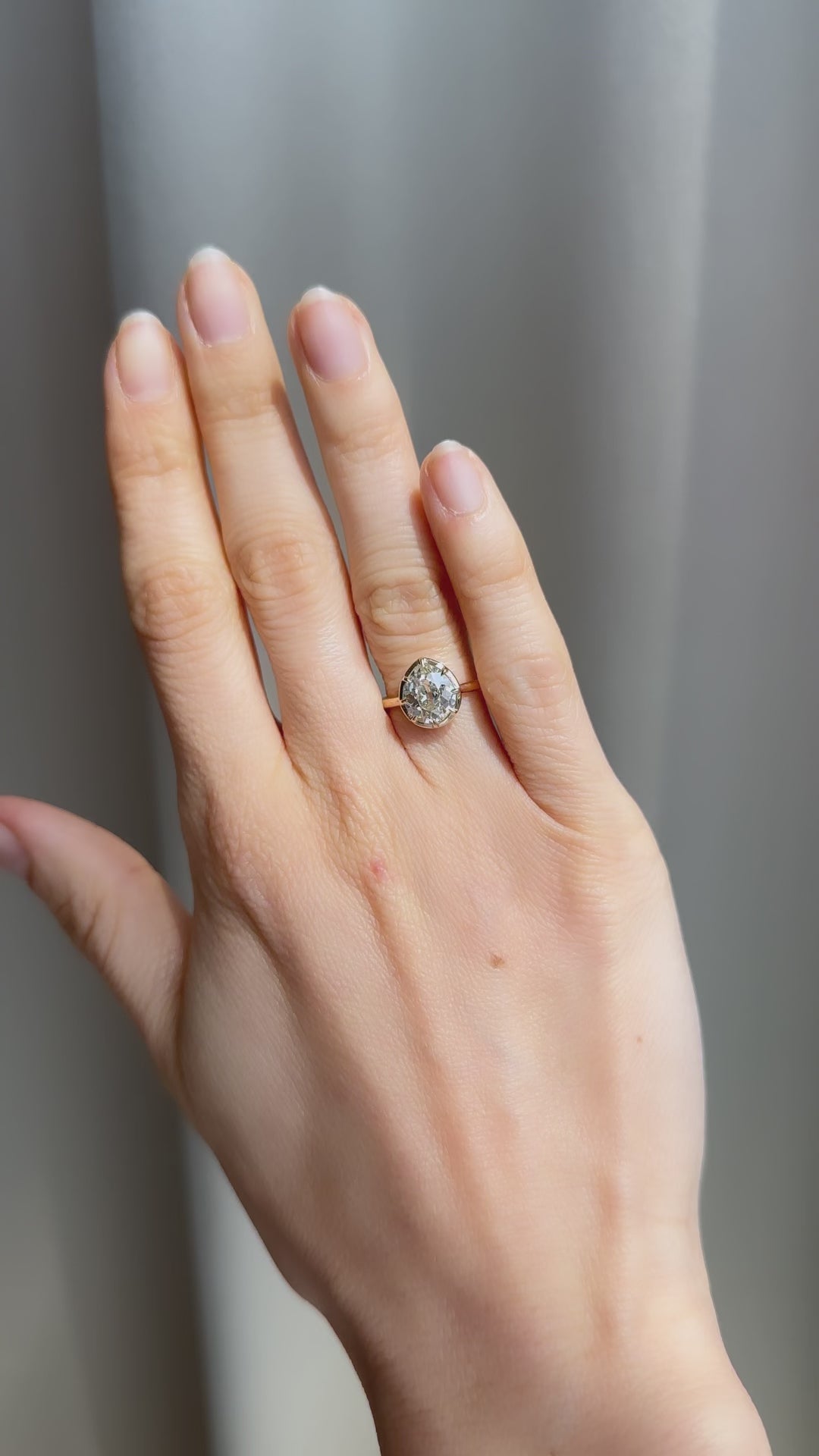 m-z color, vs clarity diamond in yellow gold setting