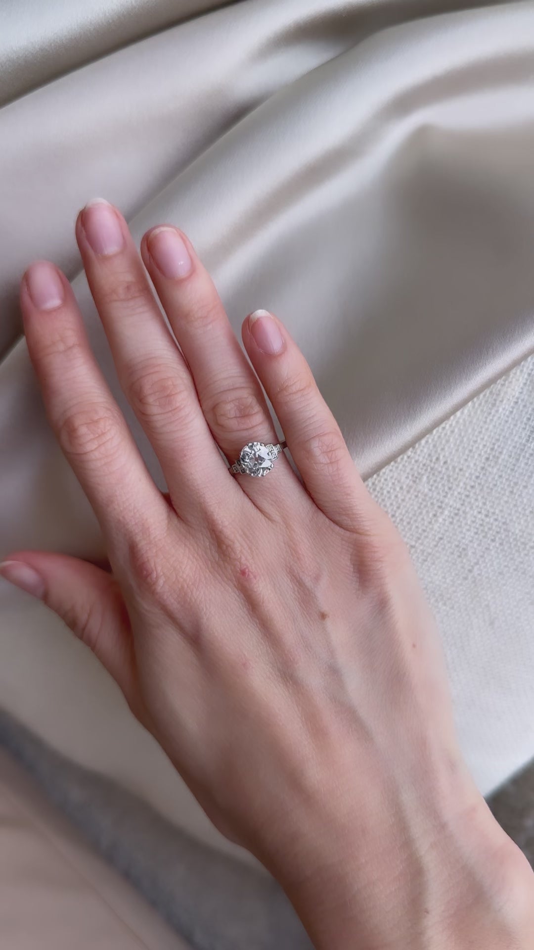 g-h-i color, si-i clarity diamond in two-tone setting