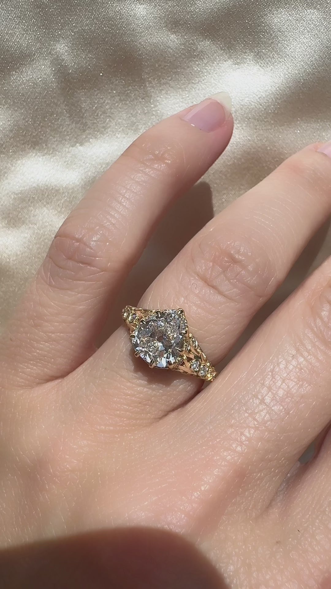 d-e-f color, si-i clarity diamond in yellow gold setting