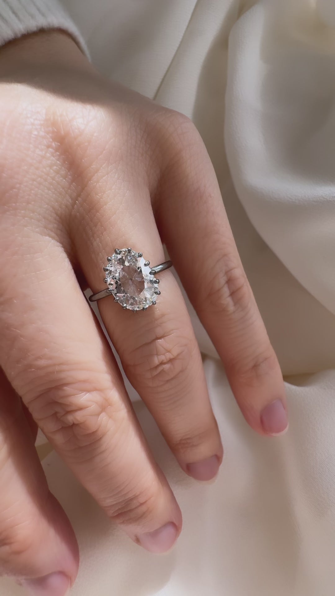 d-e-f color, si-i clarity diamond in two-tone setting