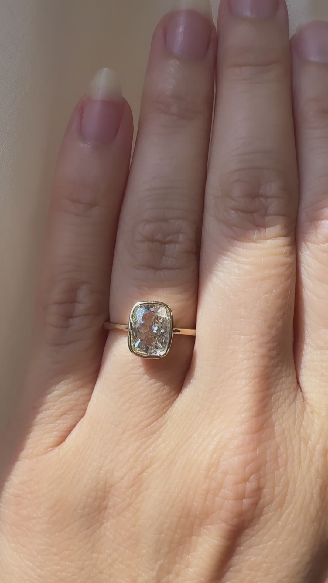 g-h-i color, vs clarity diamond in yellow gold setting