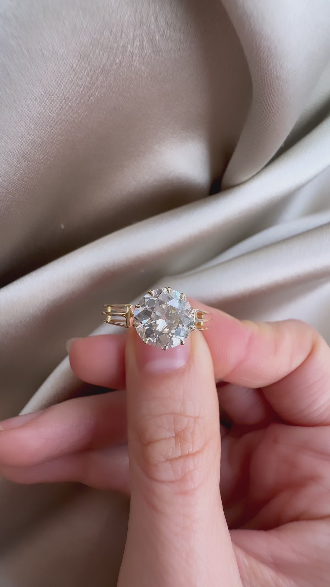 j-k-l color, si-i clarity diamond in yellow gold setting