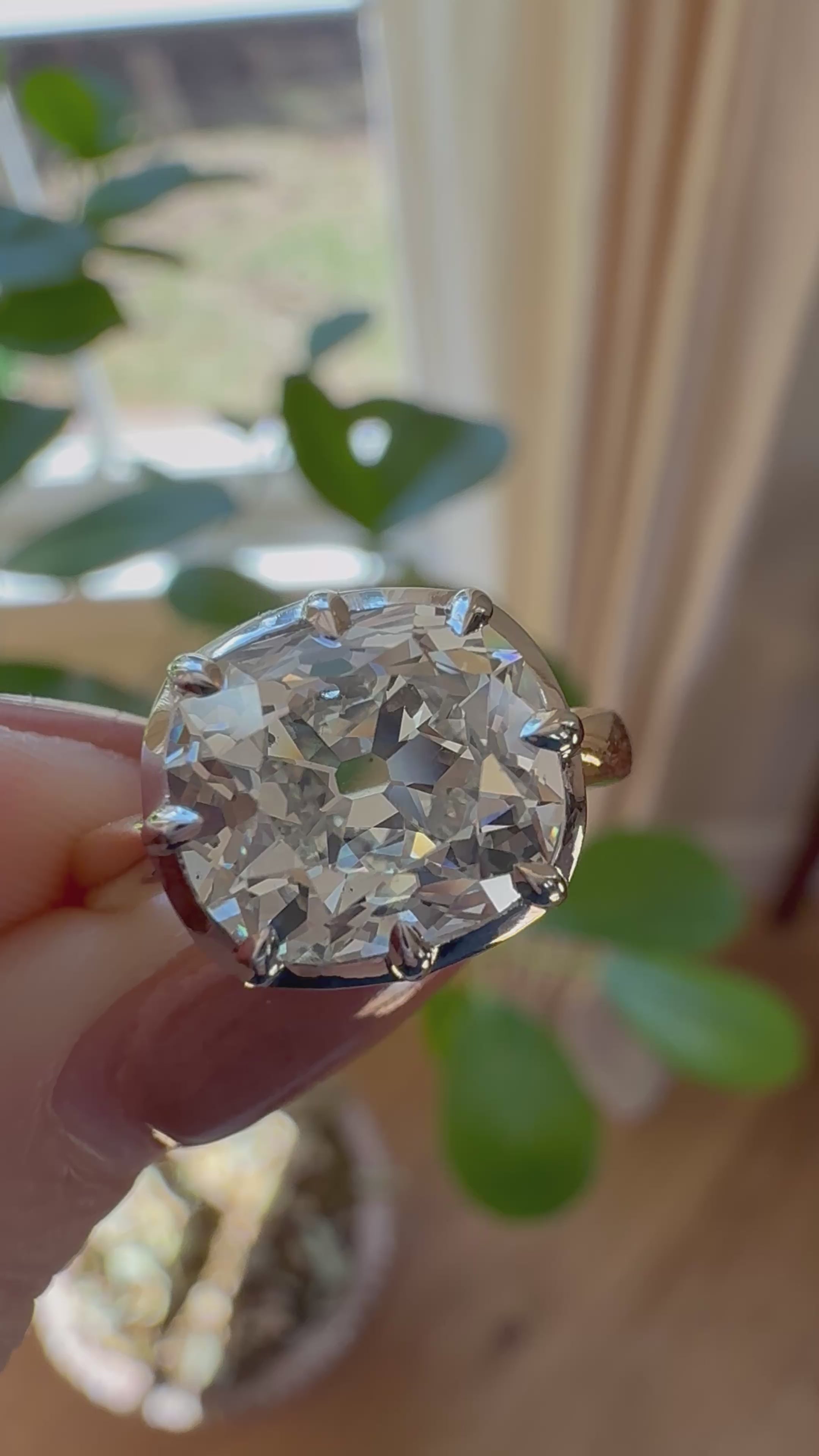 m-z color, si-i clarity diamond in two-tone setting