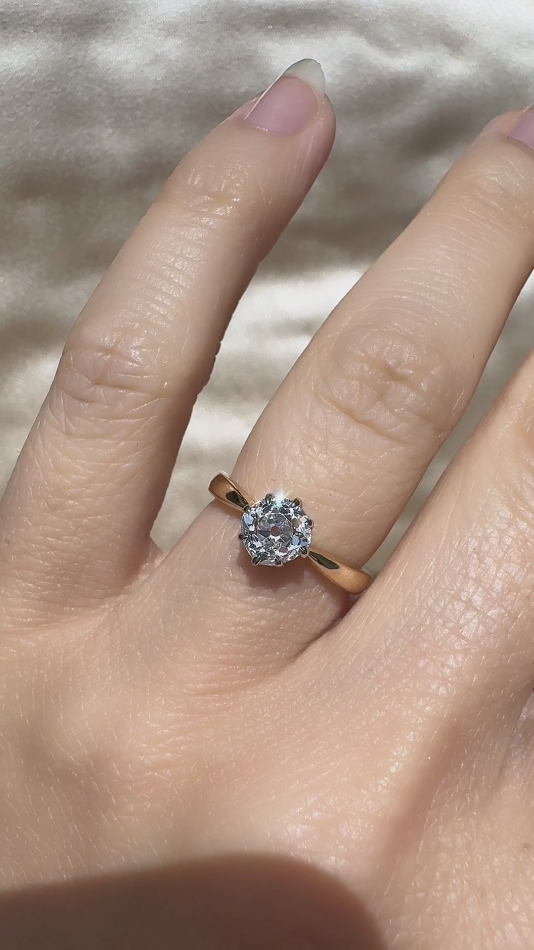 g-h-i color, vs clarity diamond in two-tone setting