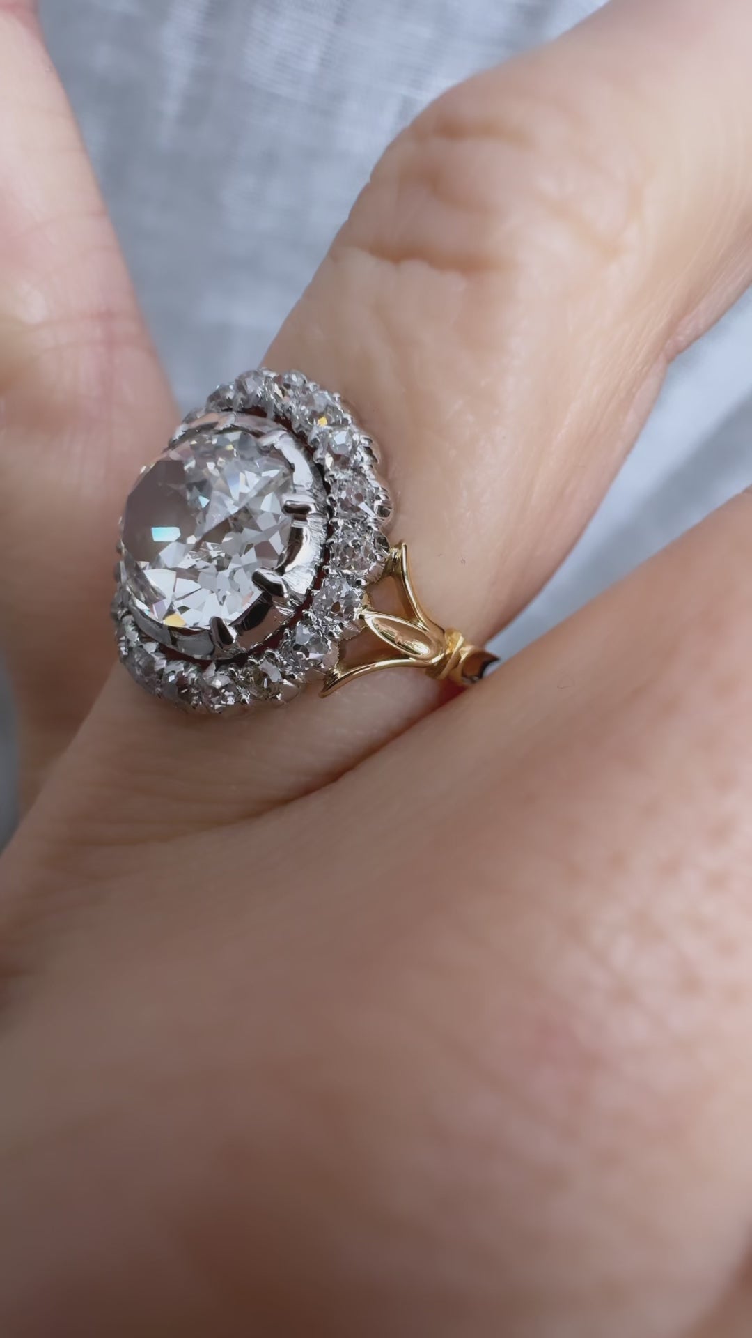 g-h-i color, vs clarity diamond in two-tone setting