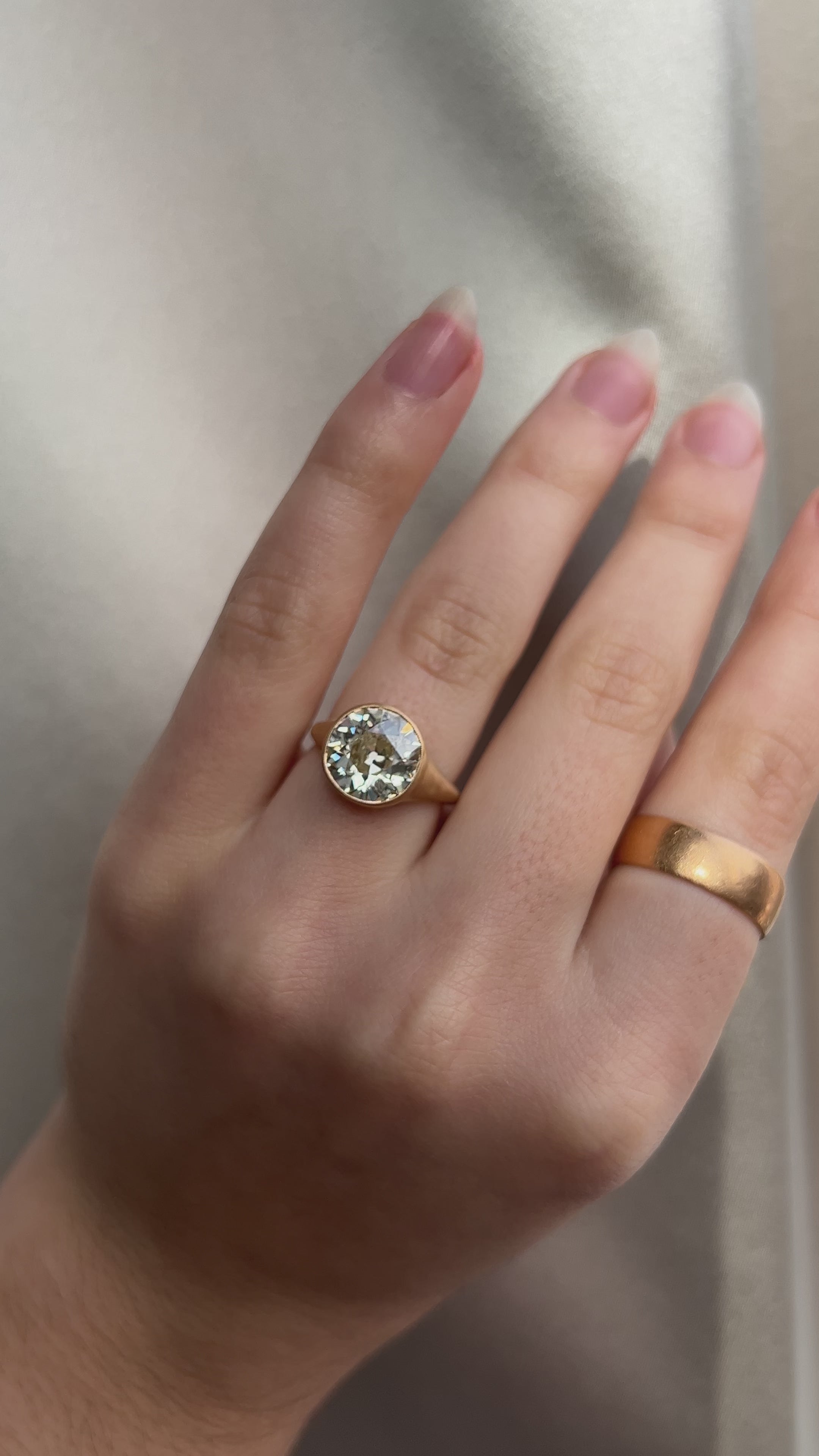 m-z color, vs clarity diamond in yellow gold setting